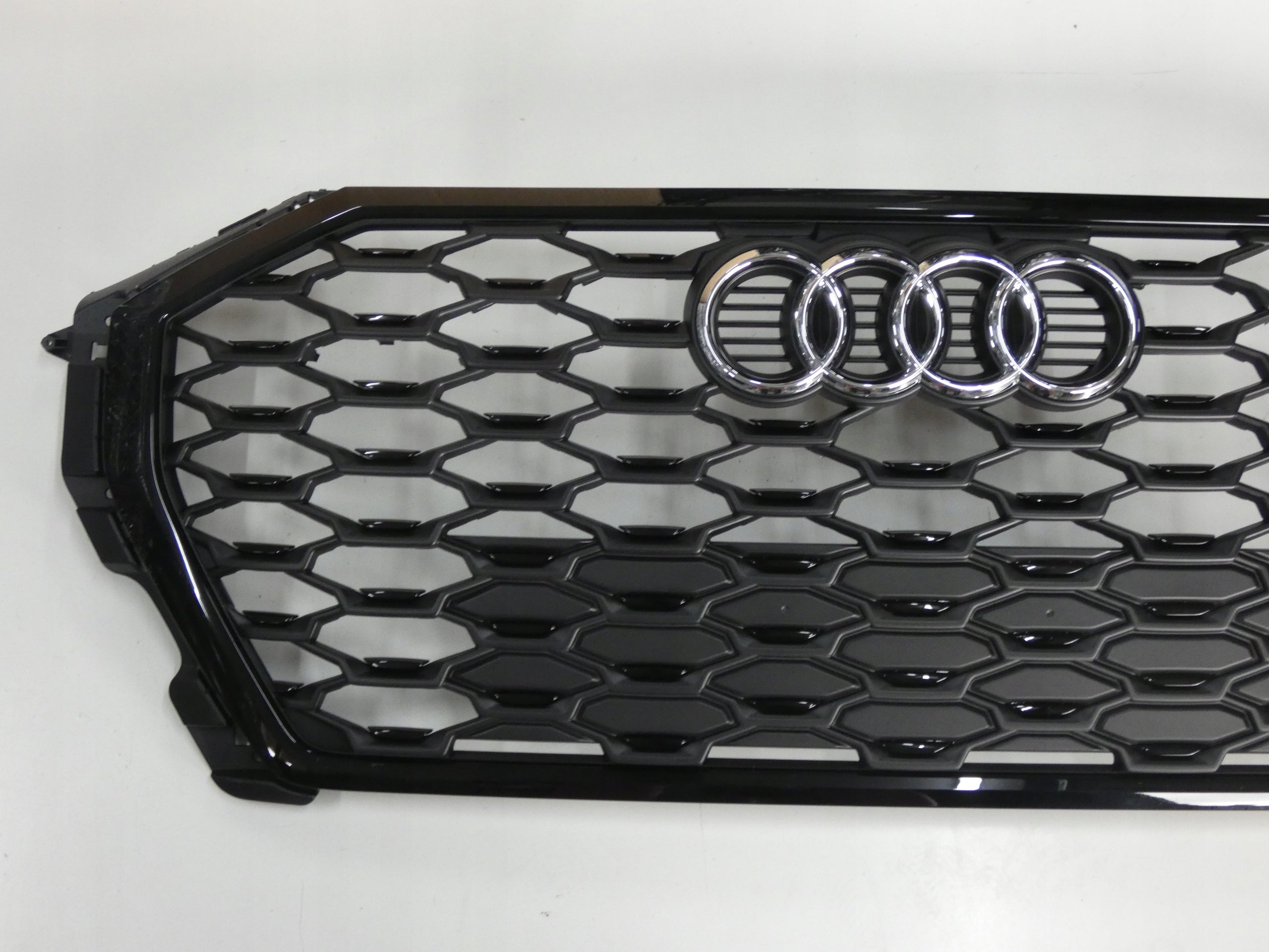 Kühlergrill Audi Q3 FRONTGRILL 83F853651E8 Kühlergitter