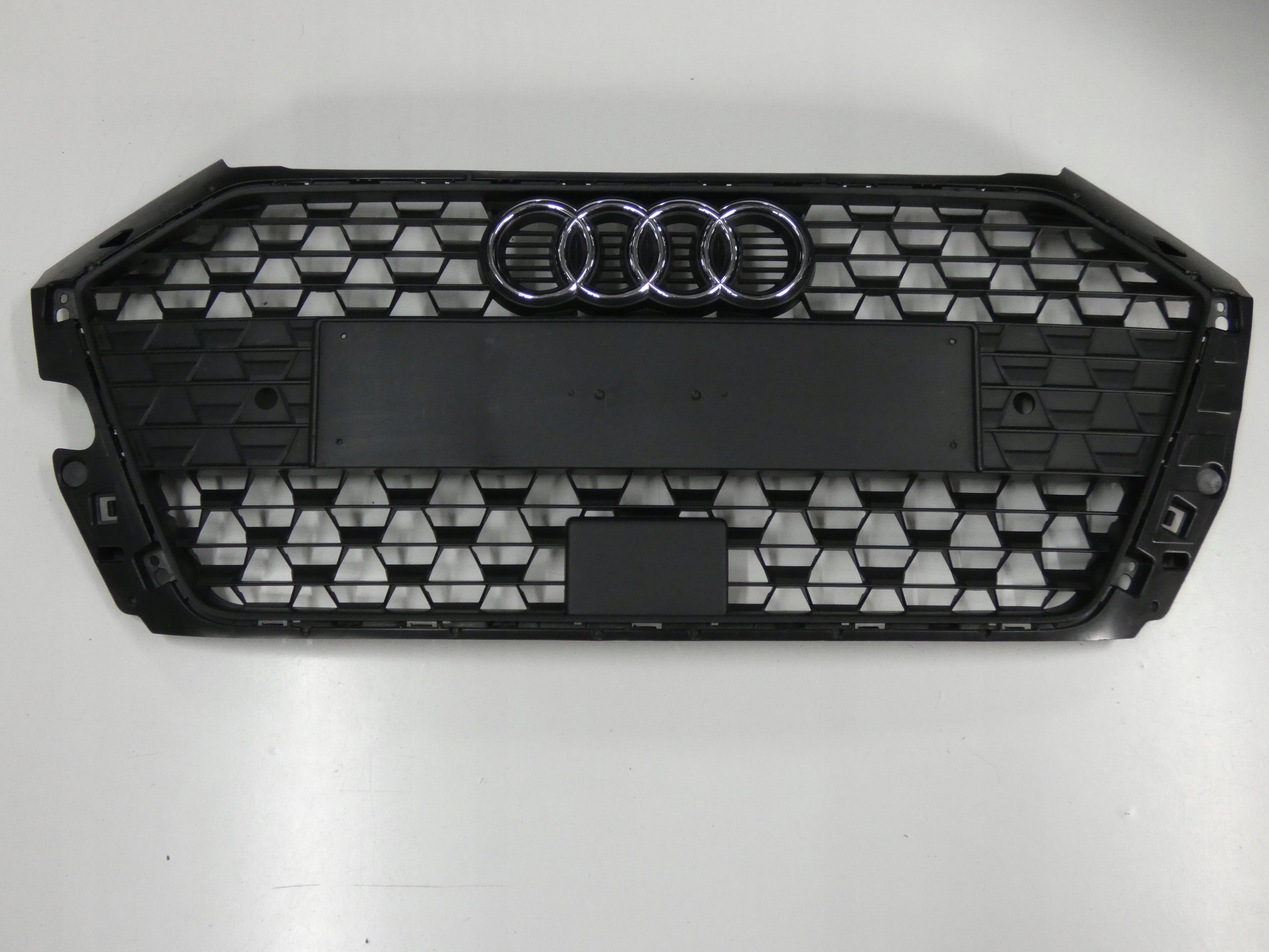 Kühlergrill Audi A8 A1 82A FRONTGRILL 82A853653AG Kühlergitter