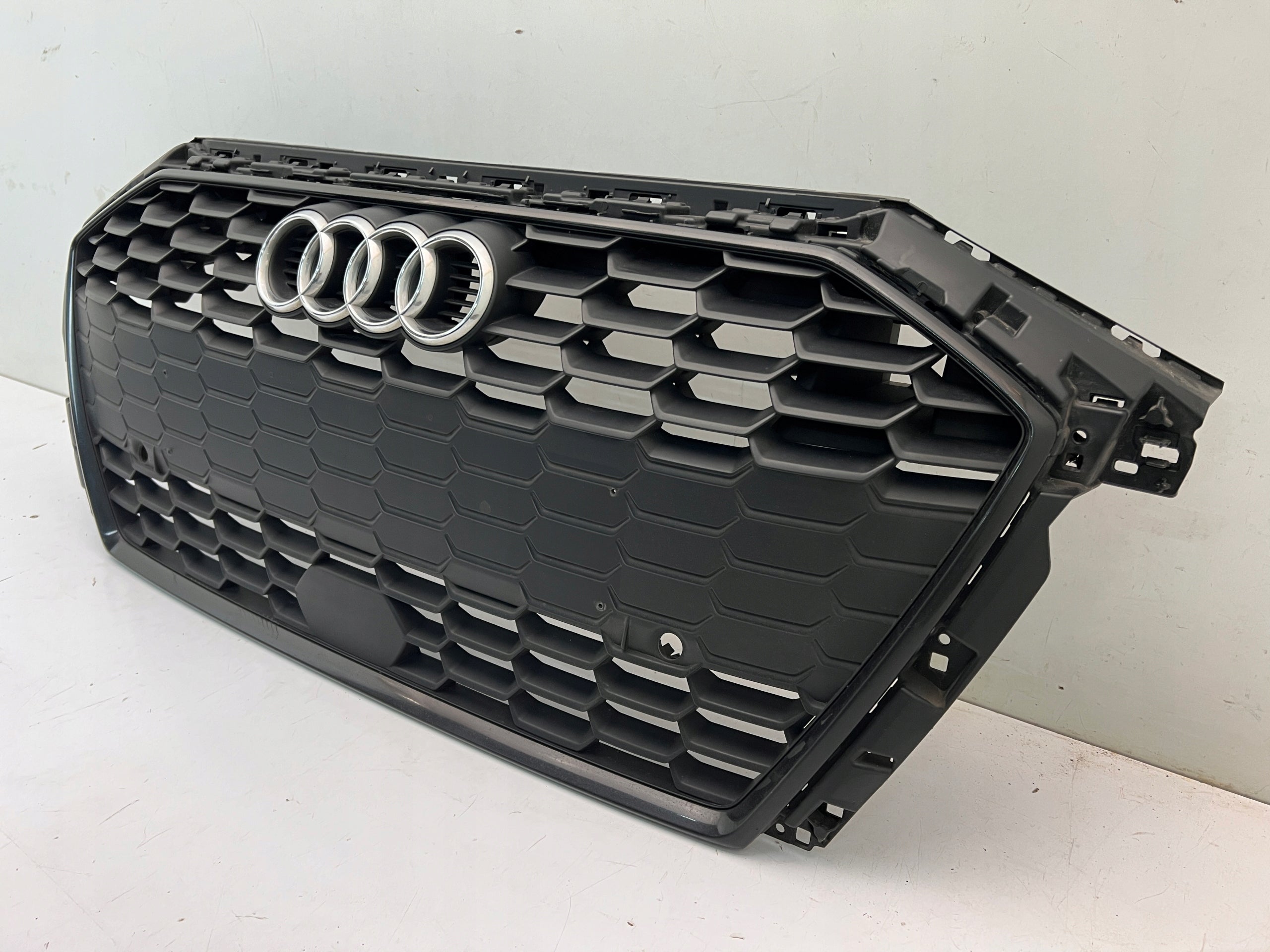 Kühlergrill Audi A3 FRONTGRILL 8Y0853651B8 Kühlergitter