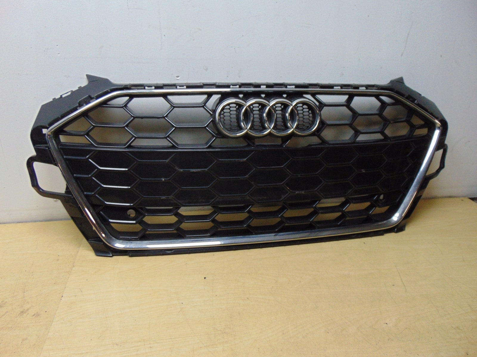 Kühlergrill Audi A4 B9 FRONTGRILL 8W0853651EB Kühlergitter