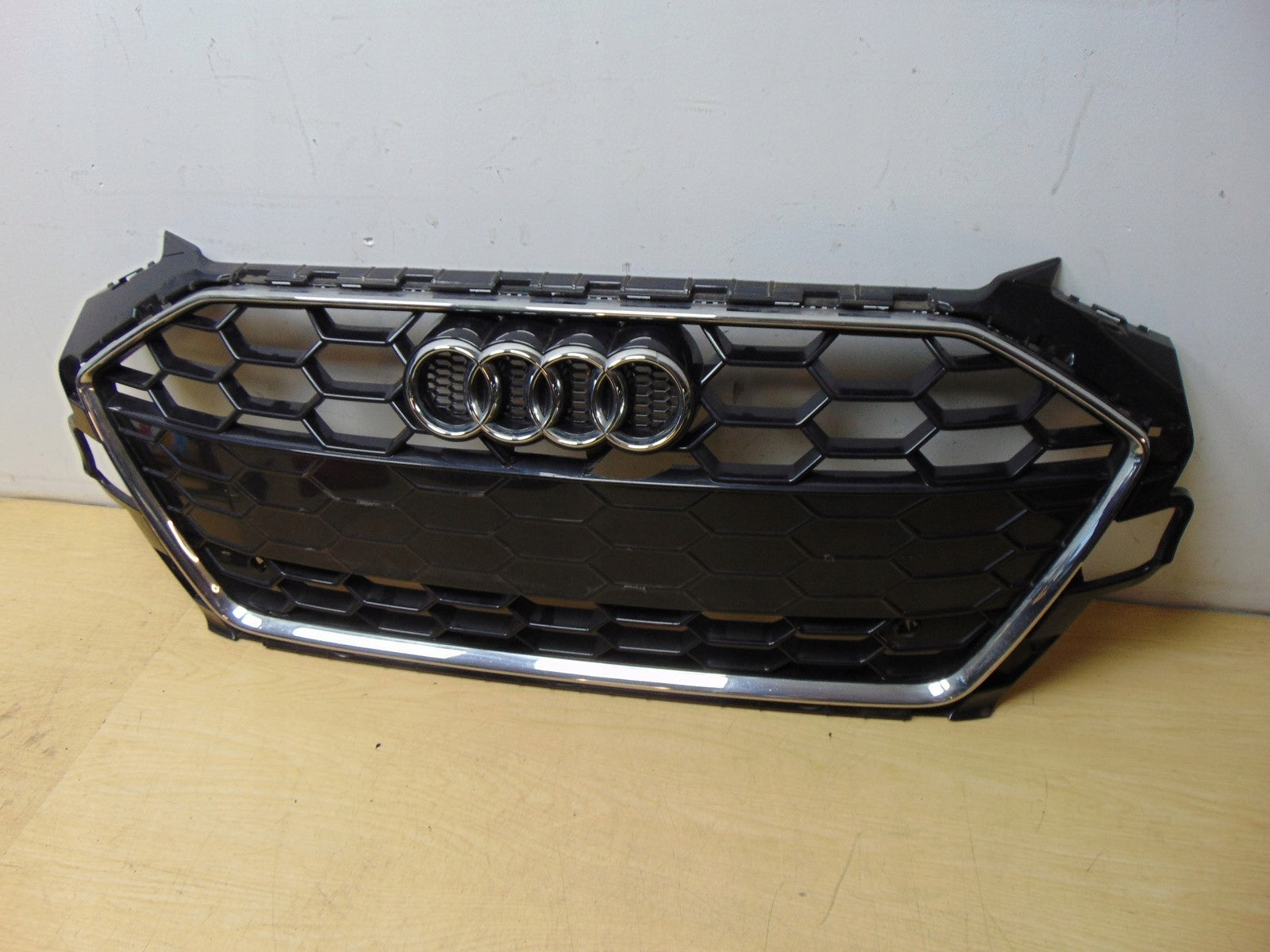 Kühlergrill Audi A4 B9 FRONTGRILL 8W0853651EB Kühlergitter