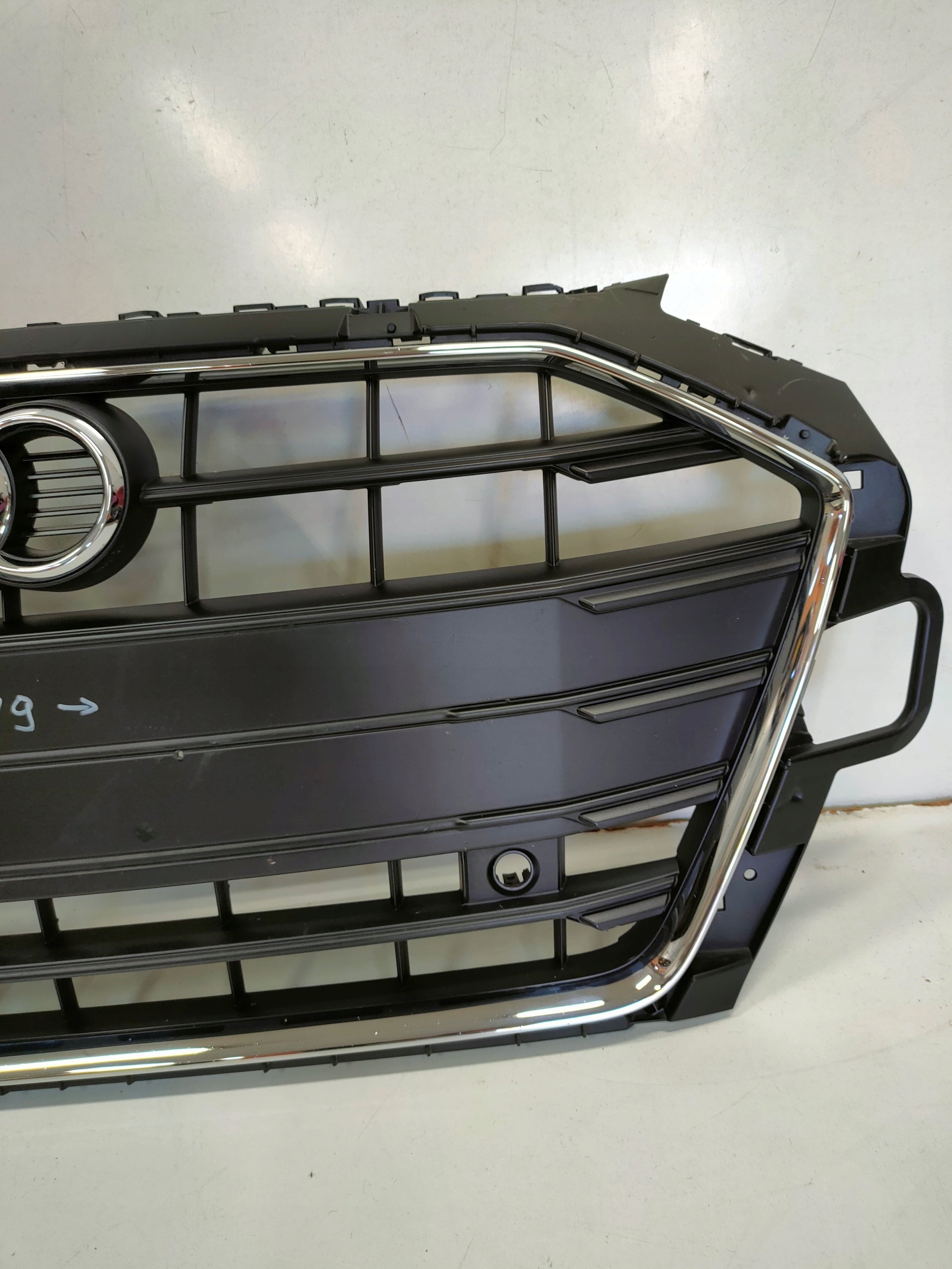 Kühlergrill Audi A4 TT FRONTGRILL 8W0853651DB Kühlergitter