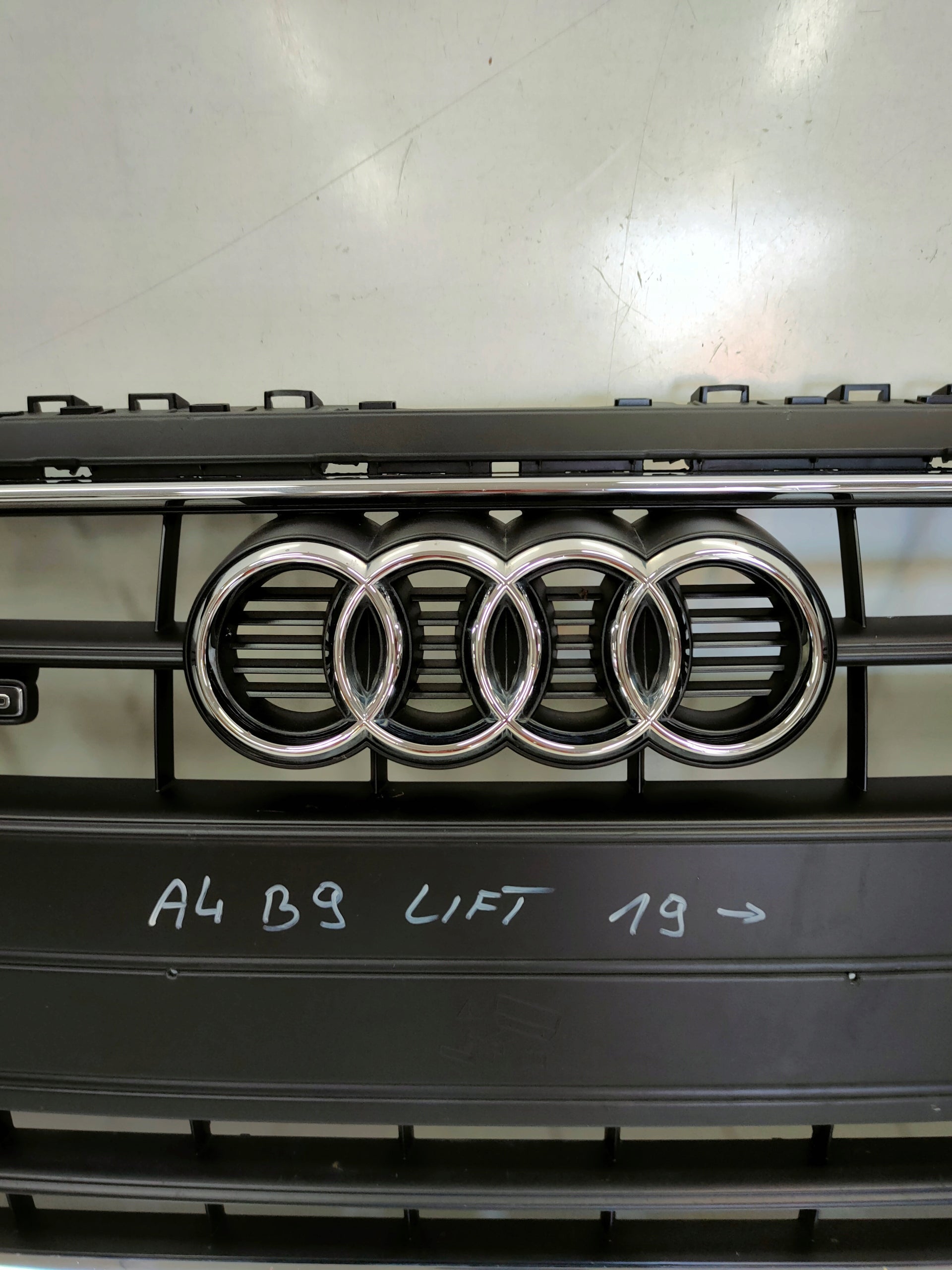 Kühlergrill Audi A4 TT FRONTGRILL 8W0853651DB Kühlergitter