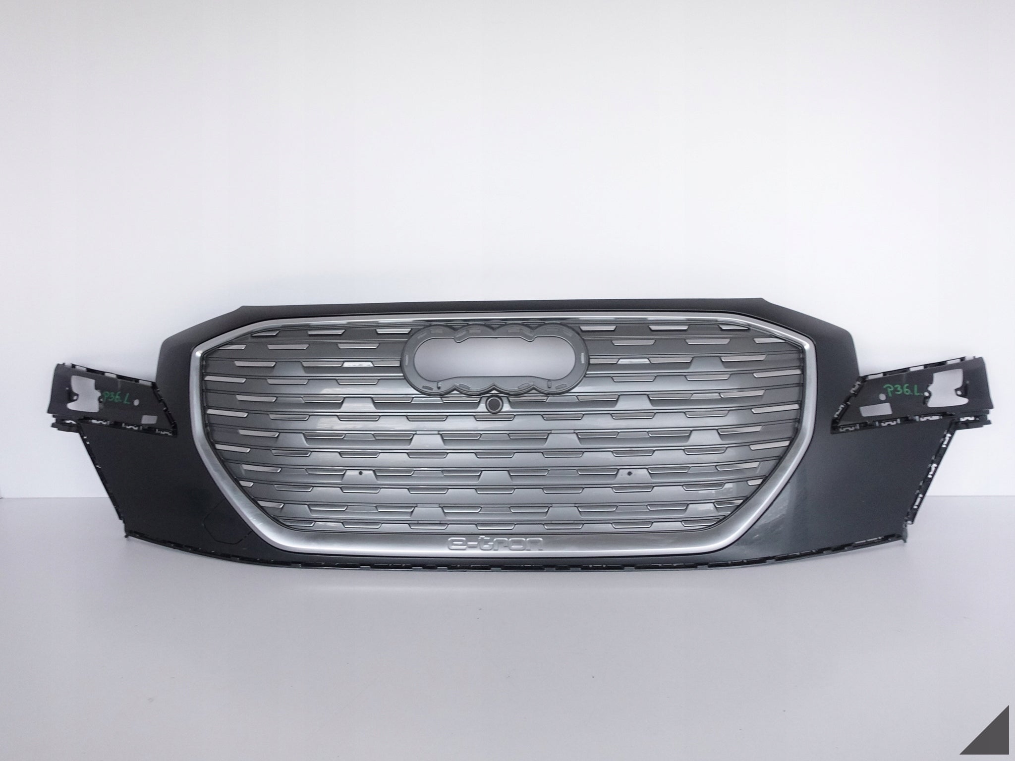  Grille de radiateur Audi AM ETRON A8 Q4 GRILLE AVANT 89A853651B8 Grille de radiateur  product image