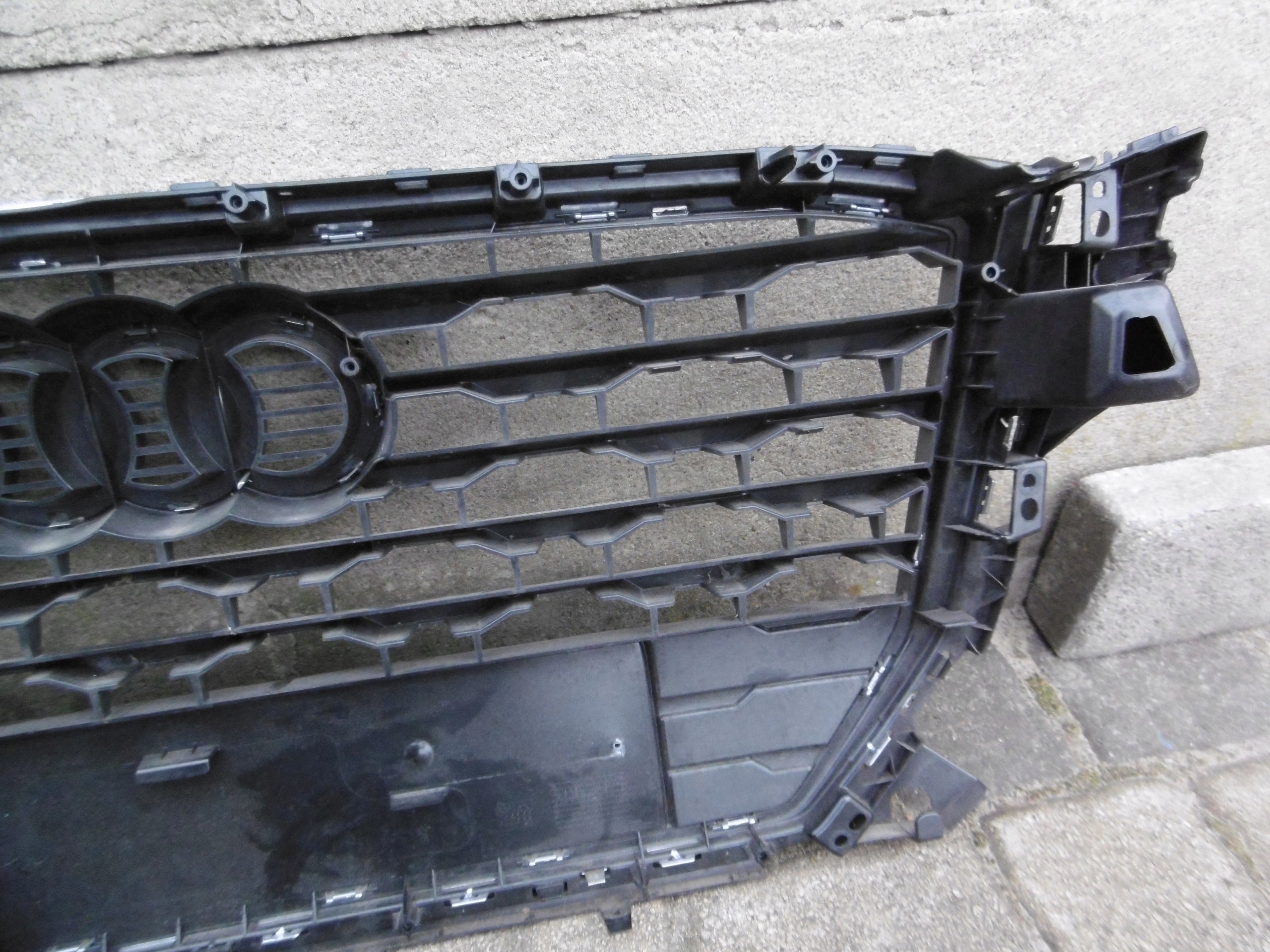 Kühlergrill Audi Q2 81A A8 FRONTGRILL 83A853651 Kühlergitter