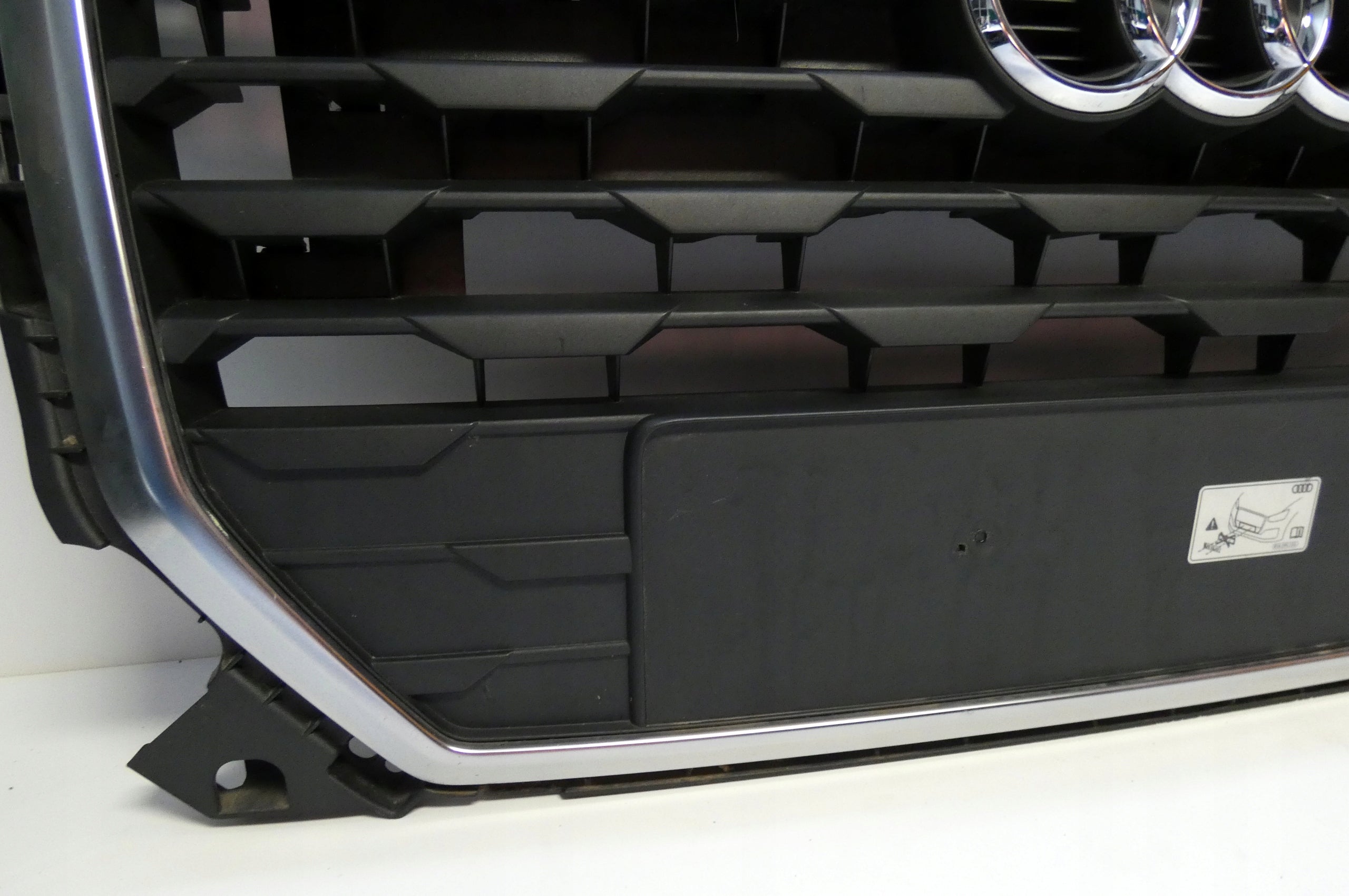 Kühlergrill Audi A8 Q2 FRONTGRILL 81A853651C8 Kühlergitter