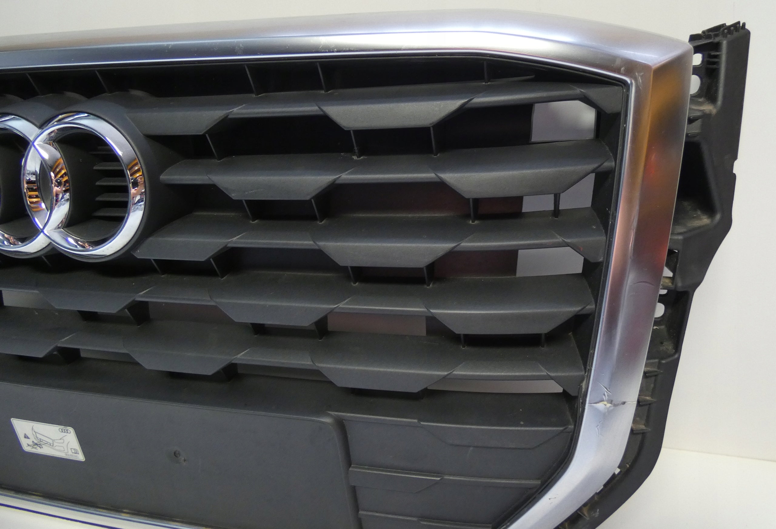 Kühlergrill Audi A8 Q2 FRONTGRILL 81A853651C8 Kühlergitter