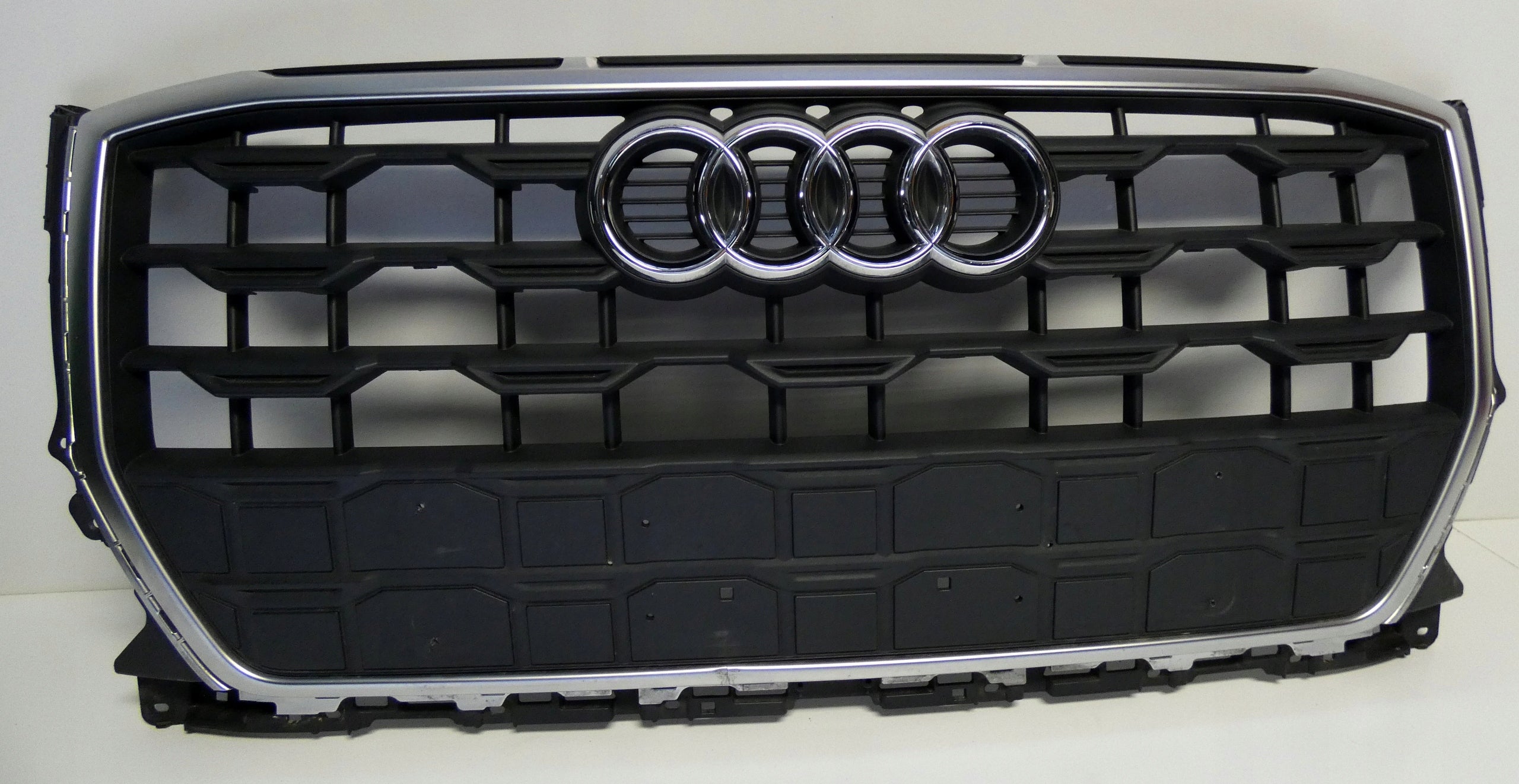 Kühlergrill Audi Q2 81A A8 FRONTGRILL 81A853651H8 Kühlergitter