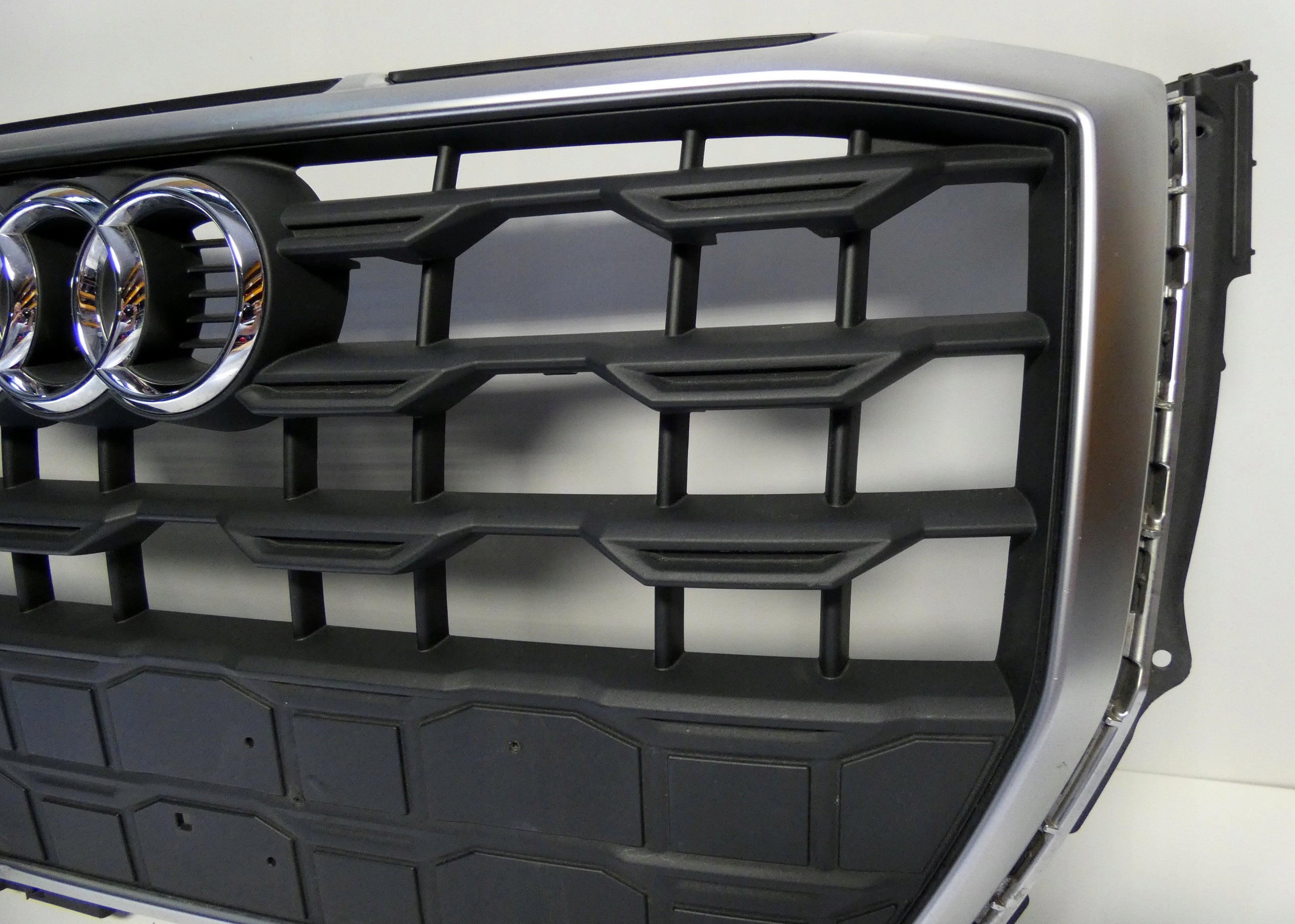 Kühlergrill Audi Q2 81A A8 FRONTGRILL 81A853651H8 Kühlergitter