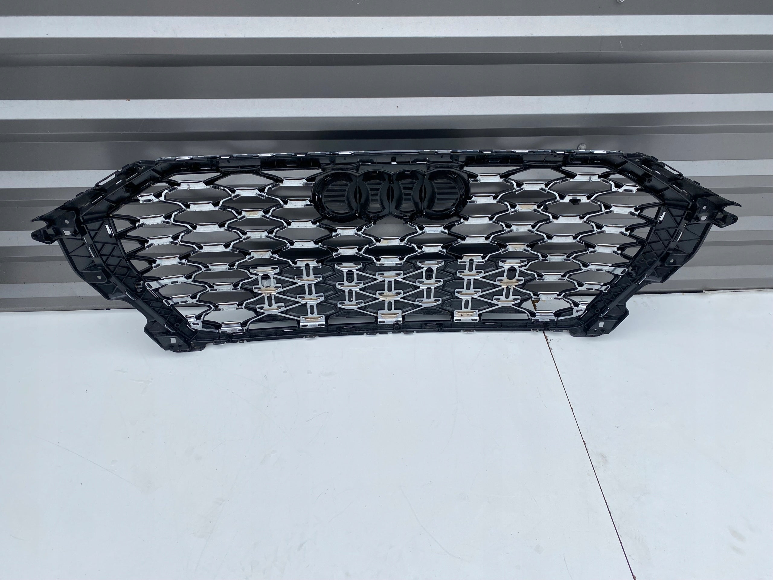 Kühlergrill Audi A8 Q3 83A FRONTGRILL 83A853651 Kühlergitter