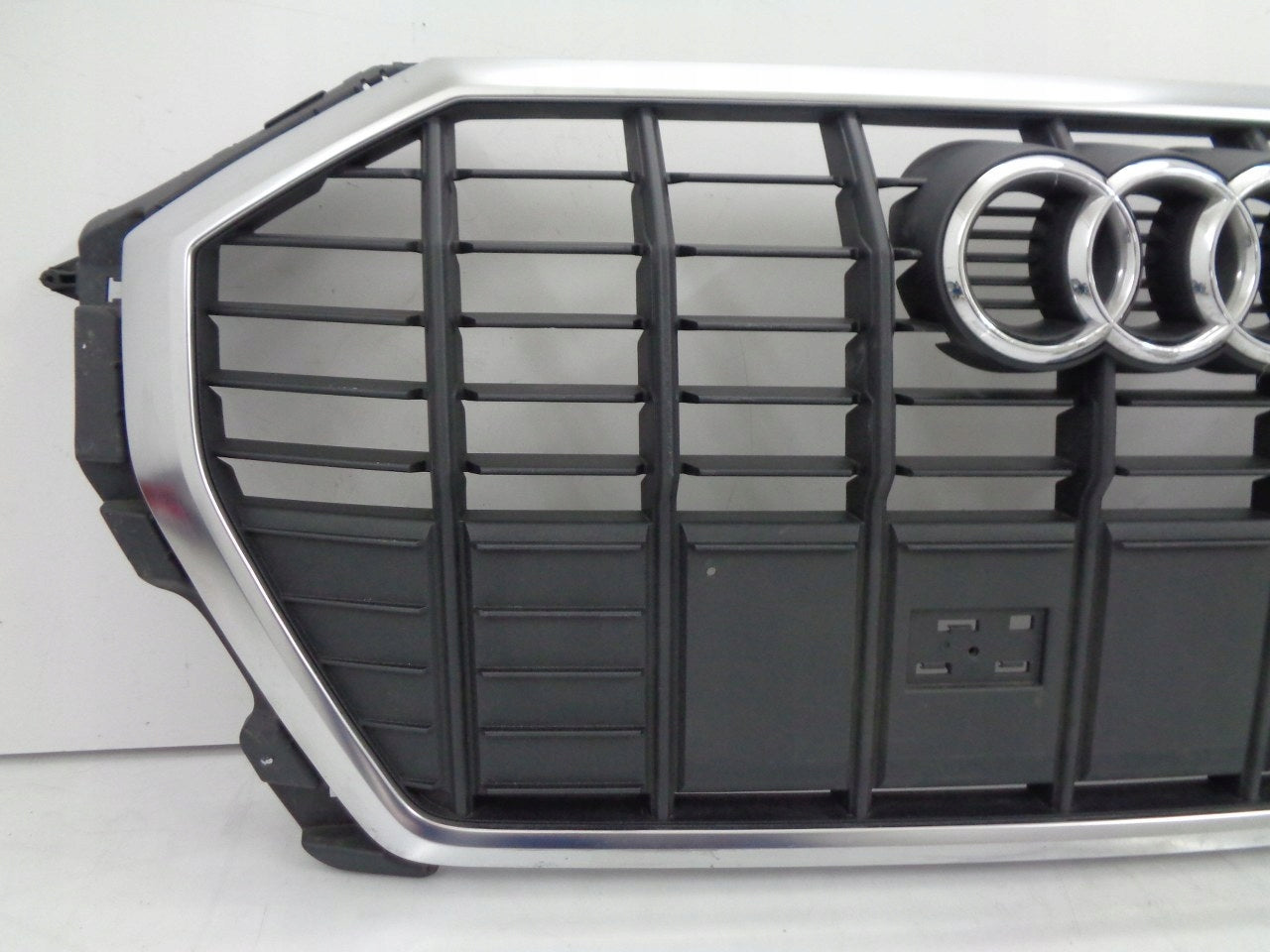 Kühlergrill Audi A8 Q3 FRONTGRILL 83A853651A Kühlergitter