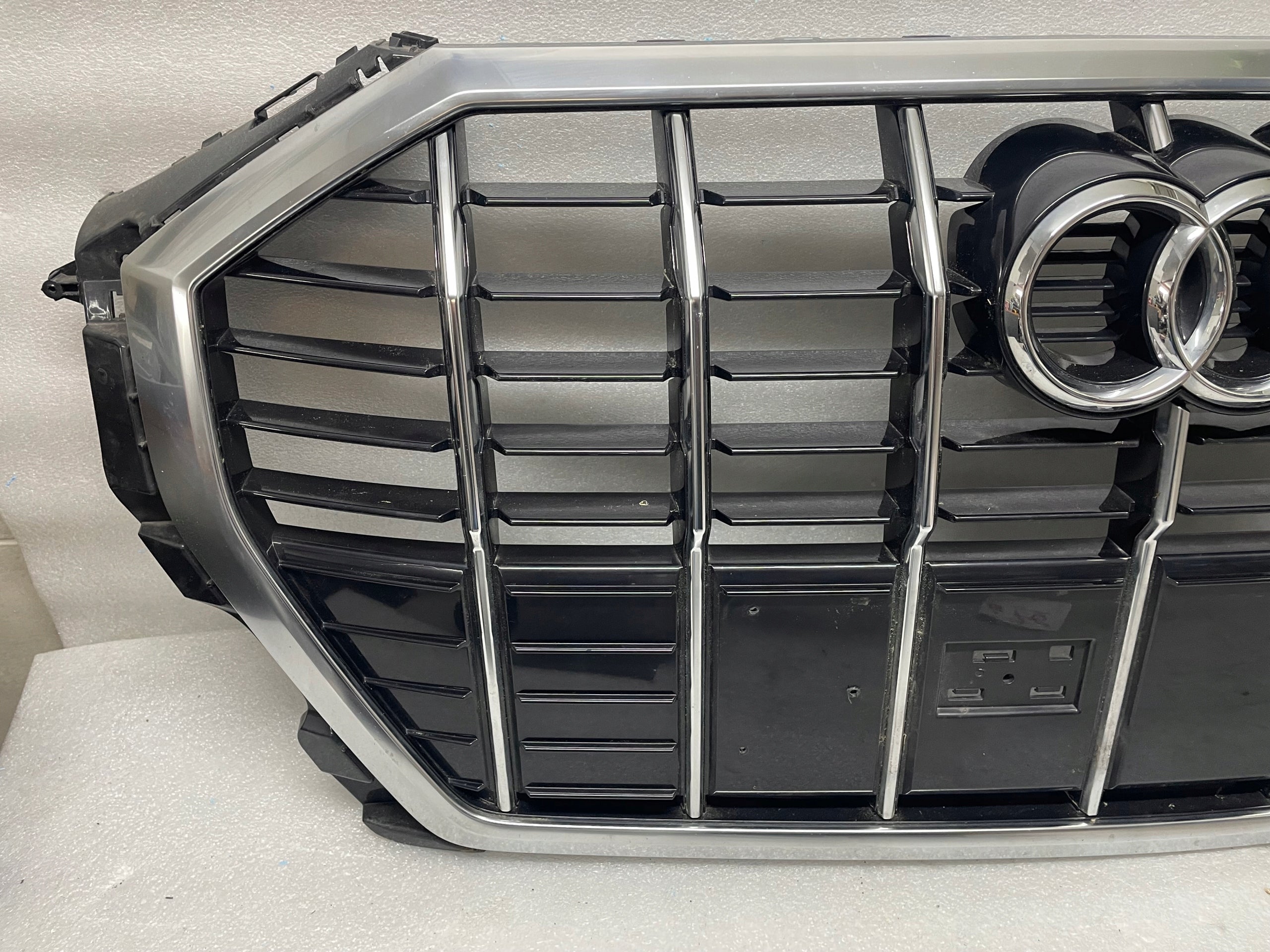 Kühlergrill Audi A8 Q3 FRONTGRILL 83A853651BA Kühlergitter