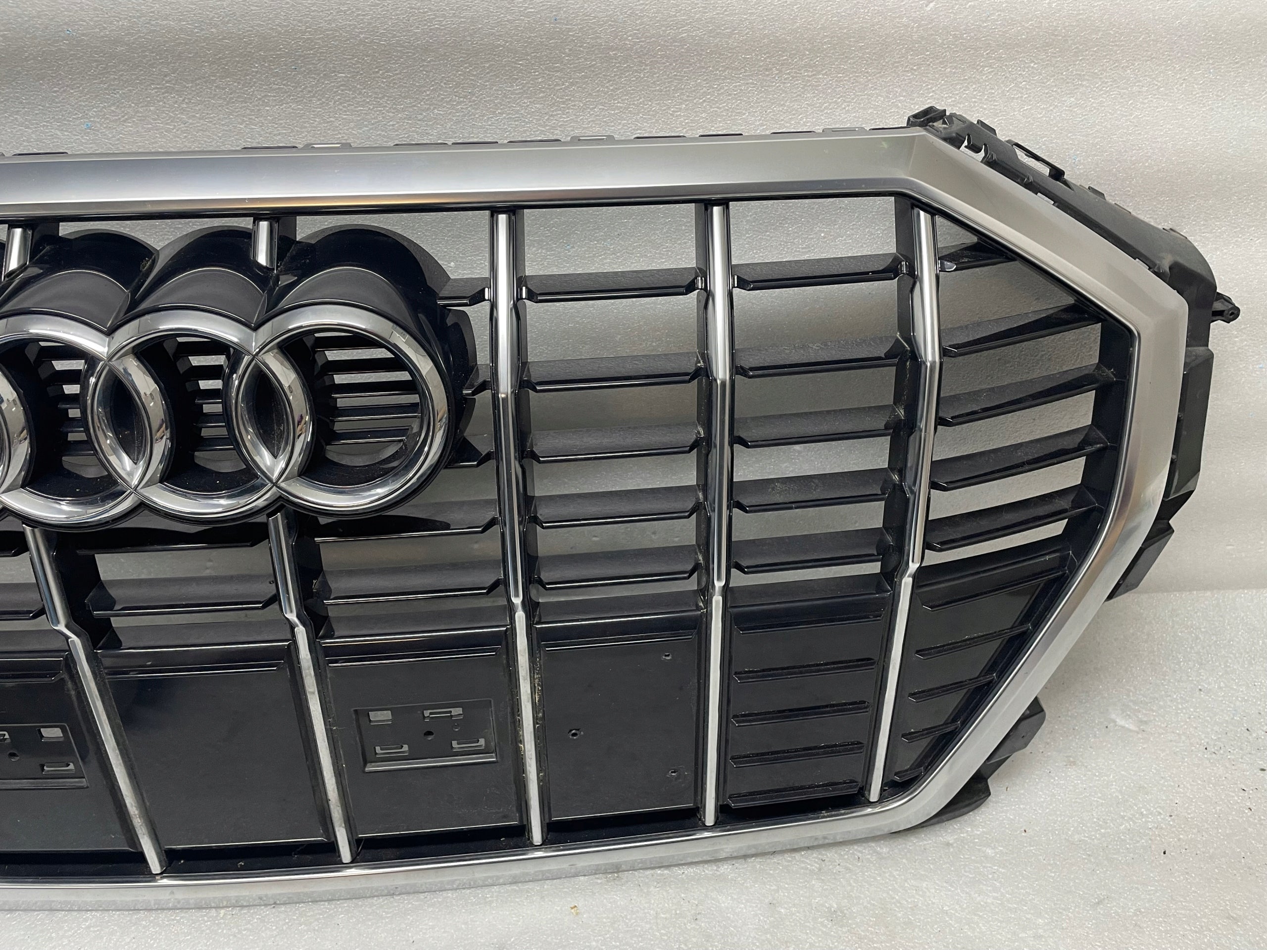 Kühlergrill Audi A8 Q3 FRONTGRILL 83A853651BA Kühlergitter