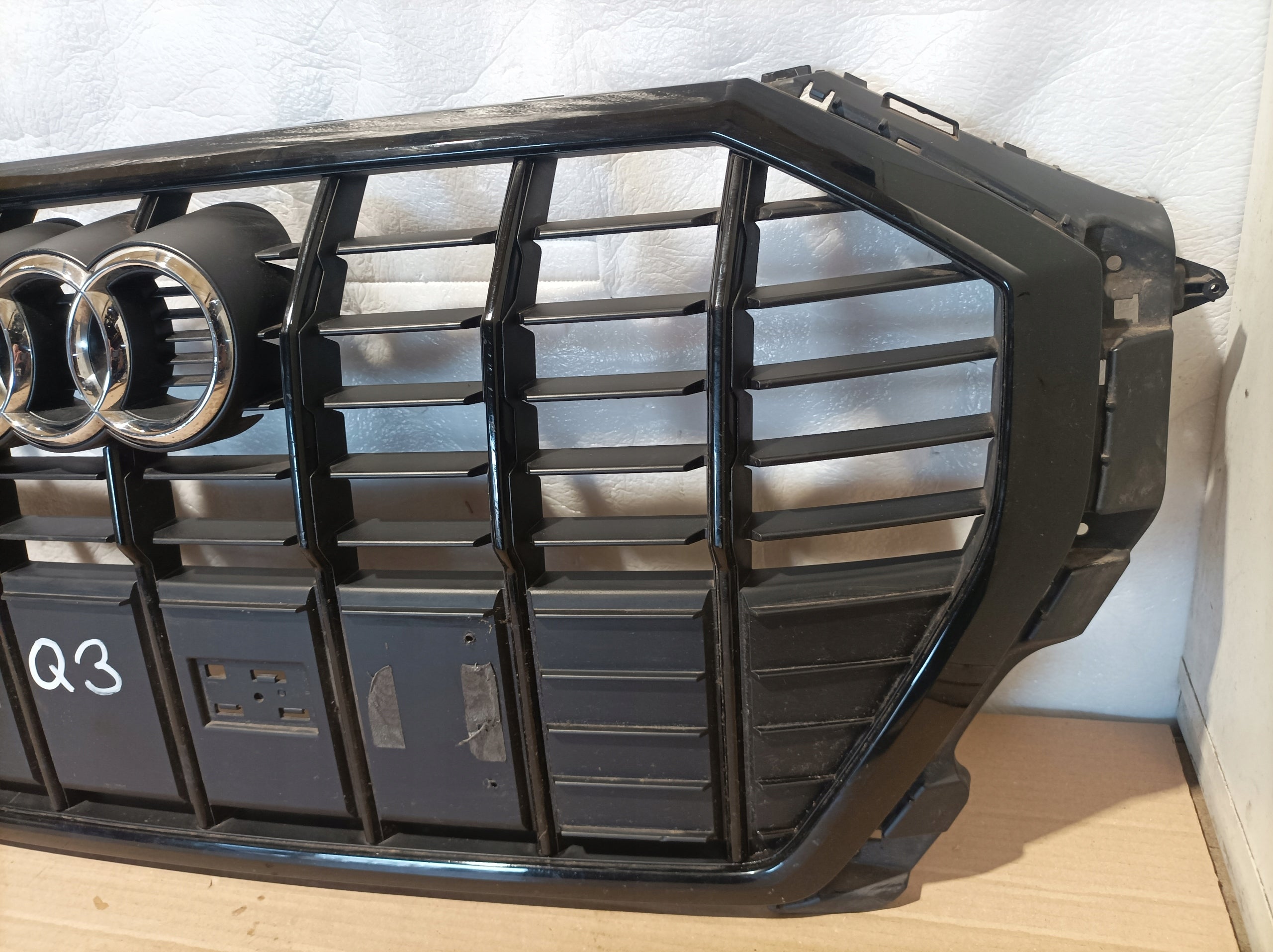 Kühlergrill Audi A8 Q3 FRONTGRILL 83A853651C Kühlergitter