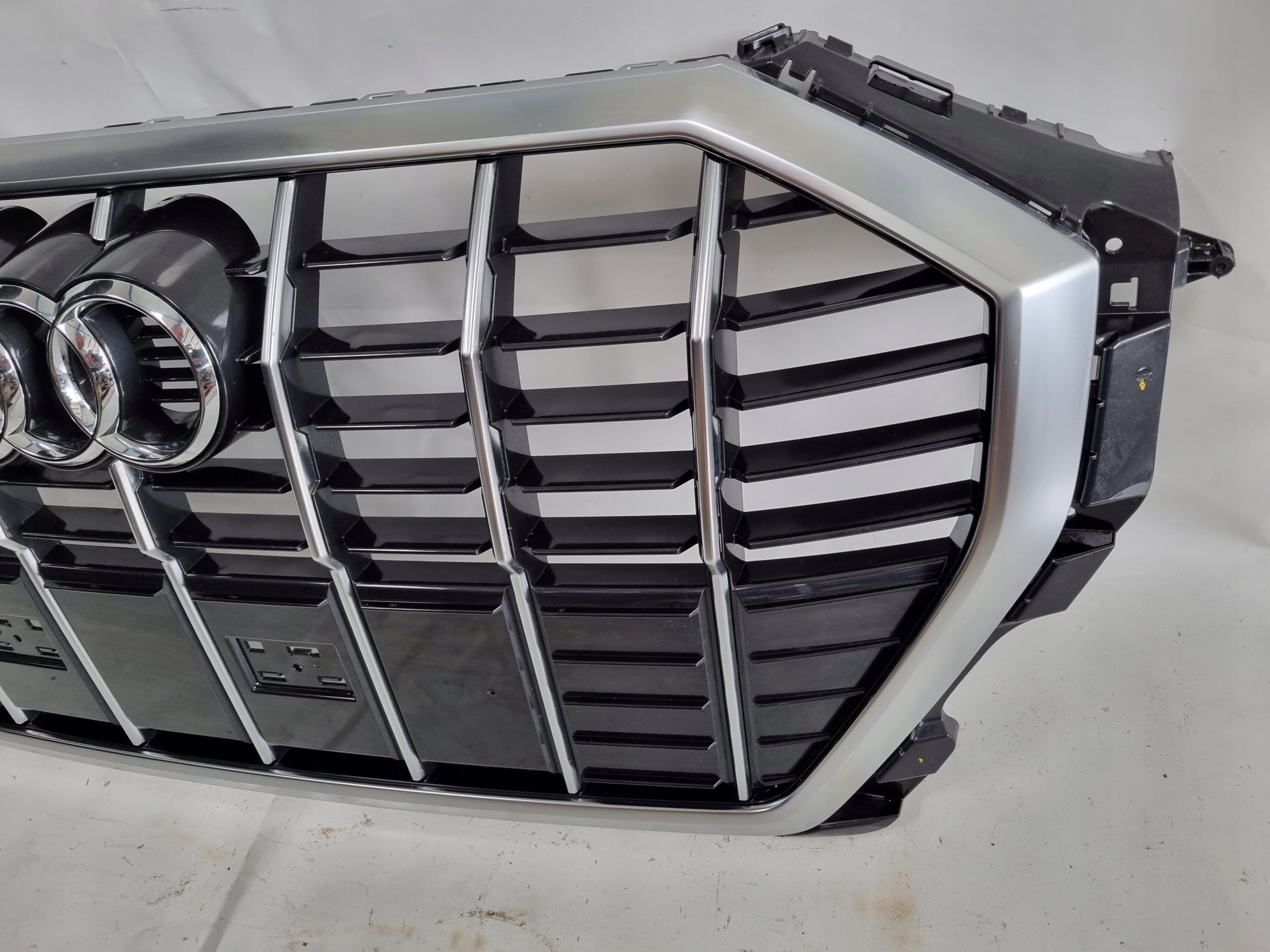 Kühlergrill Audi A8 Q3 83A FRONTGRILL 83A853651E Kühlergitter