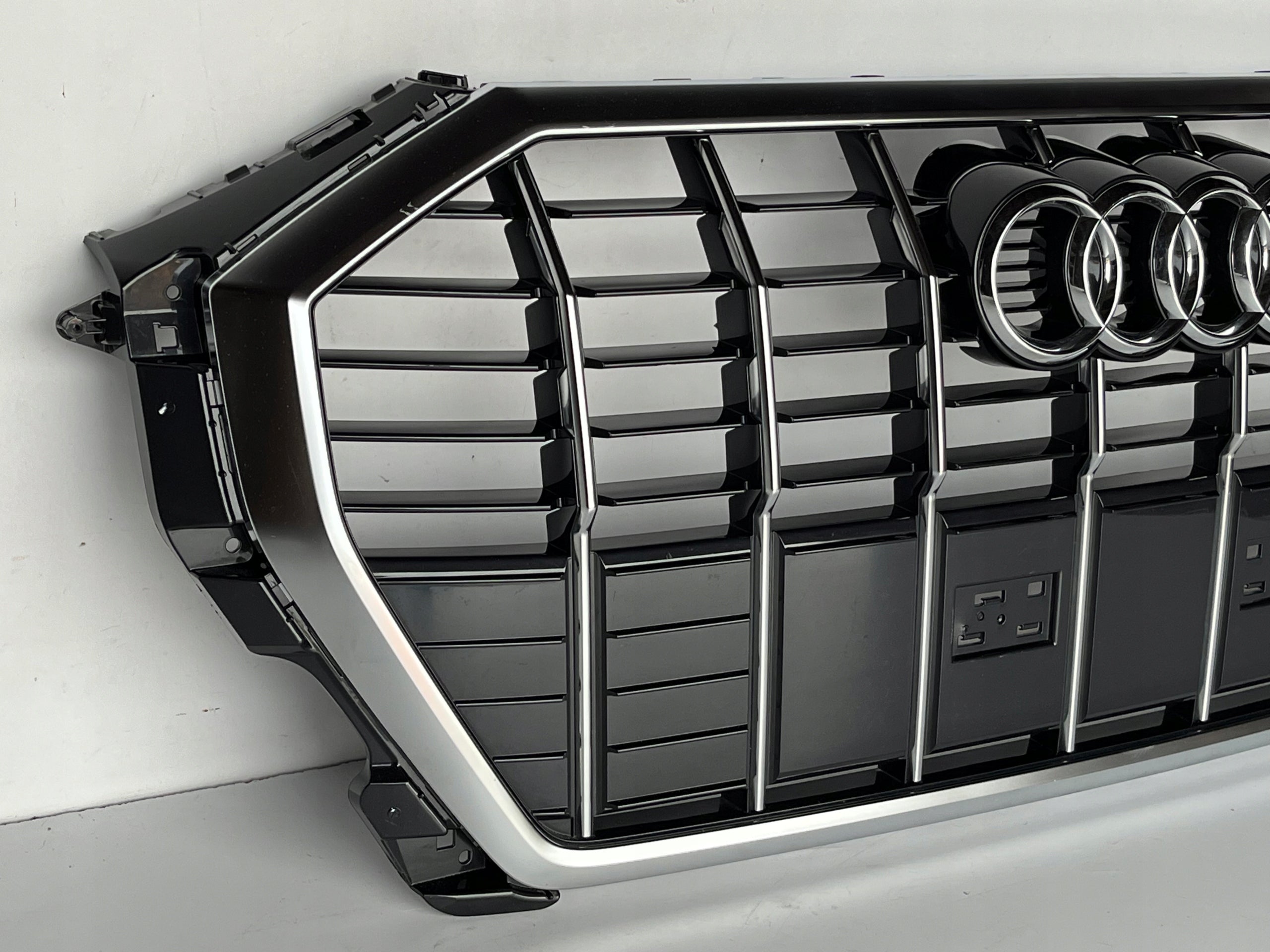 Kühlergrill Audi A8 Q3 83A FRONTGRILL 83A853651FA Kühlergitter