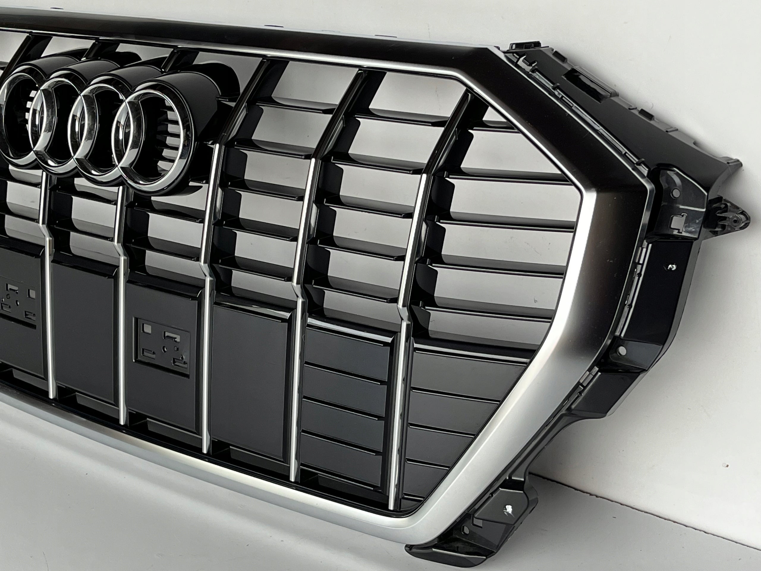 Kühlergrill Audi A8 Q3 83A FRONTGRILL 83A853651FA Kühlergitter