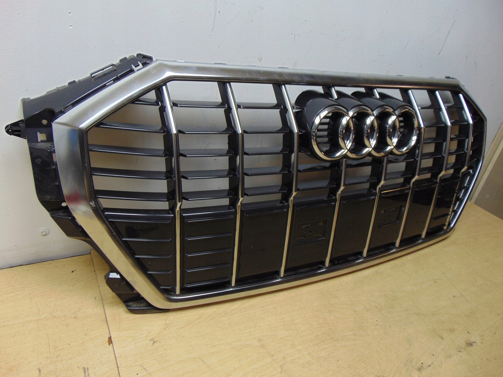 Kühlergrill Audi A8 Q3 FRONTGRILL 83A853651 Kühlergitter