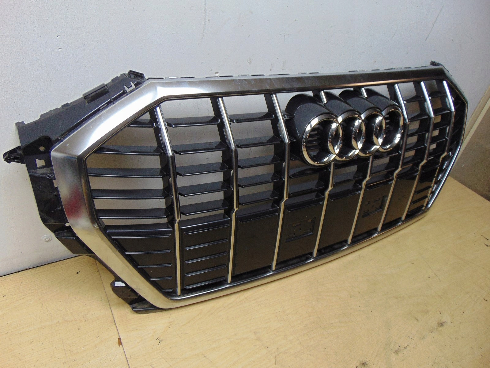 Kühlergrill Audi A8 Q3 FRONTGRILL 83A853651 Kühlergitter