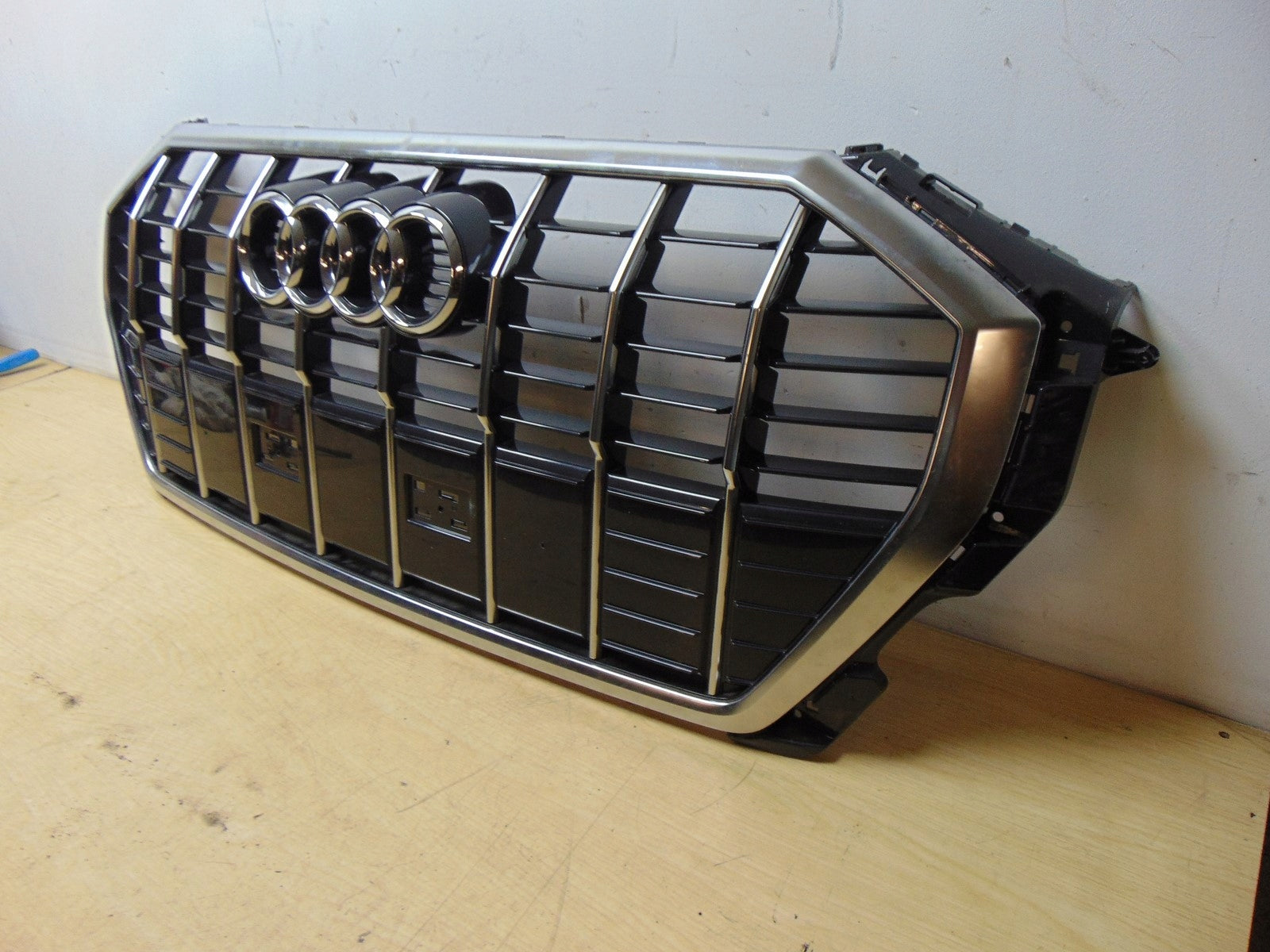 Kühlergrill Audi A8 Q3 FRONTGRILL 83A853651 Kühlergitter