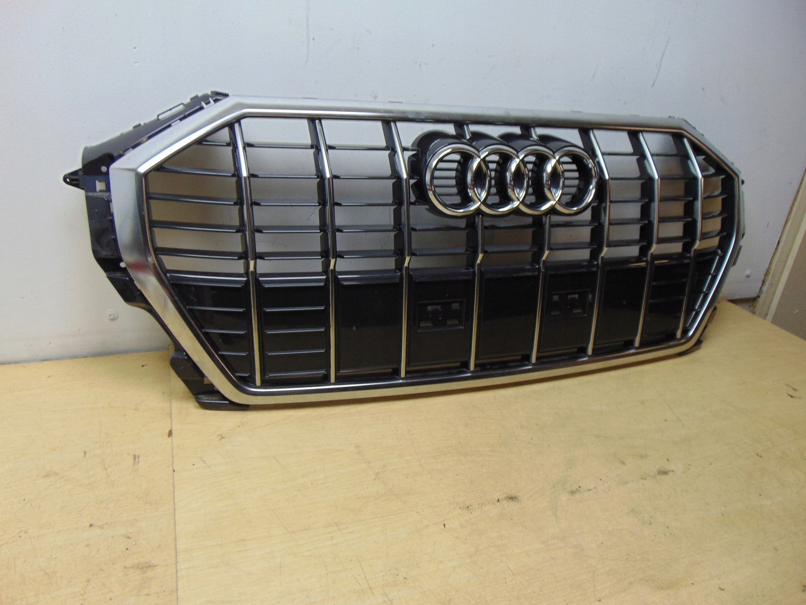 Kühlergrill Audi A8 Q3 FRONTGRILL 83A853651 Kühlergitter