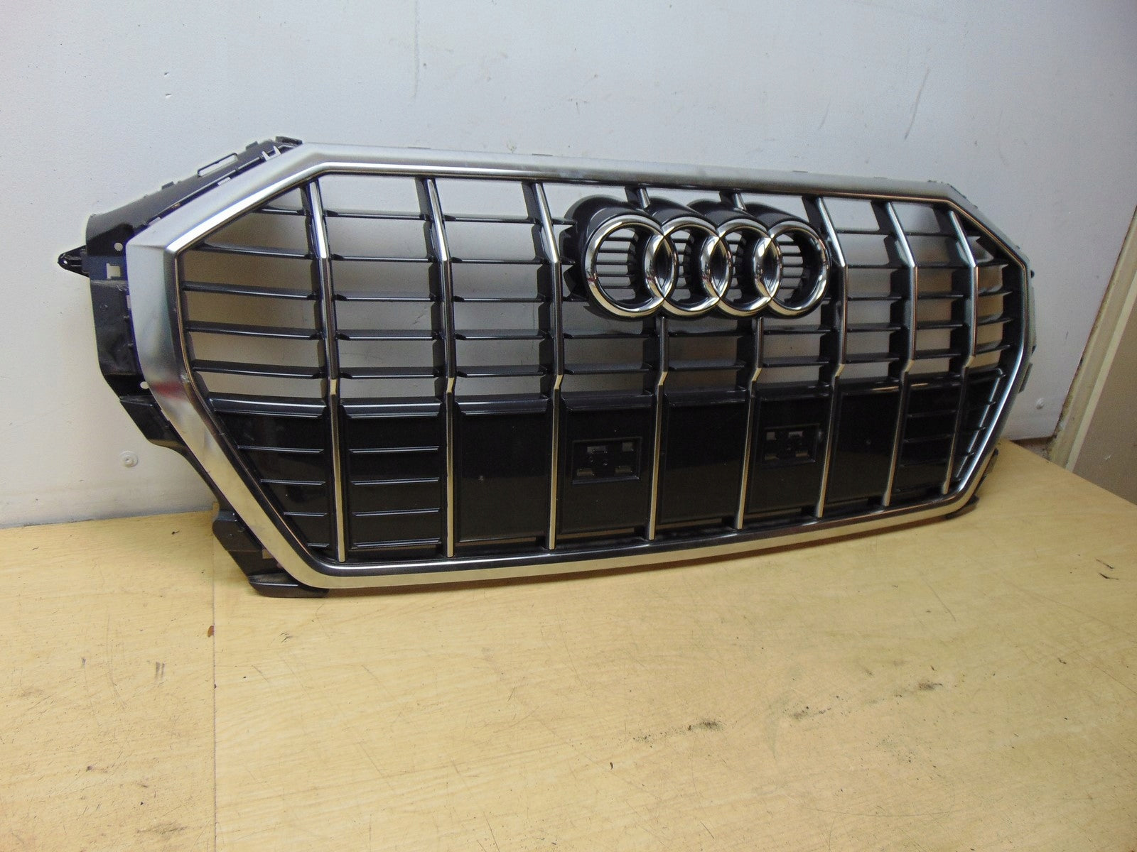 Kühlergrill Audi A8 Q3 FRONTGRILL 83A853651 Kühlergitter