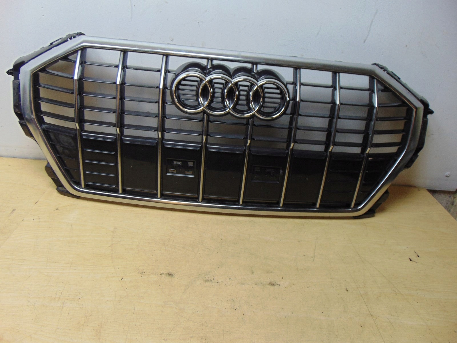 Kühlergrill Audi A8 Q3 FRONTGRILL 83A853651 Kühlergitter