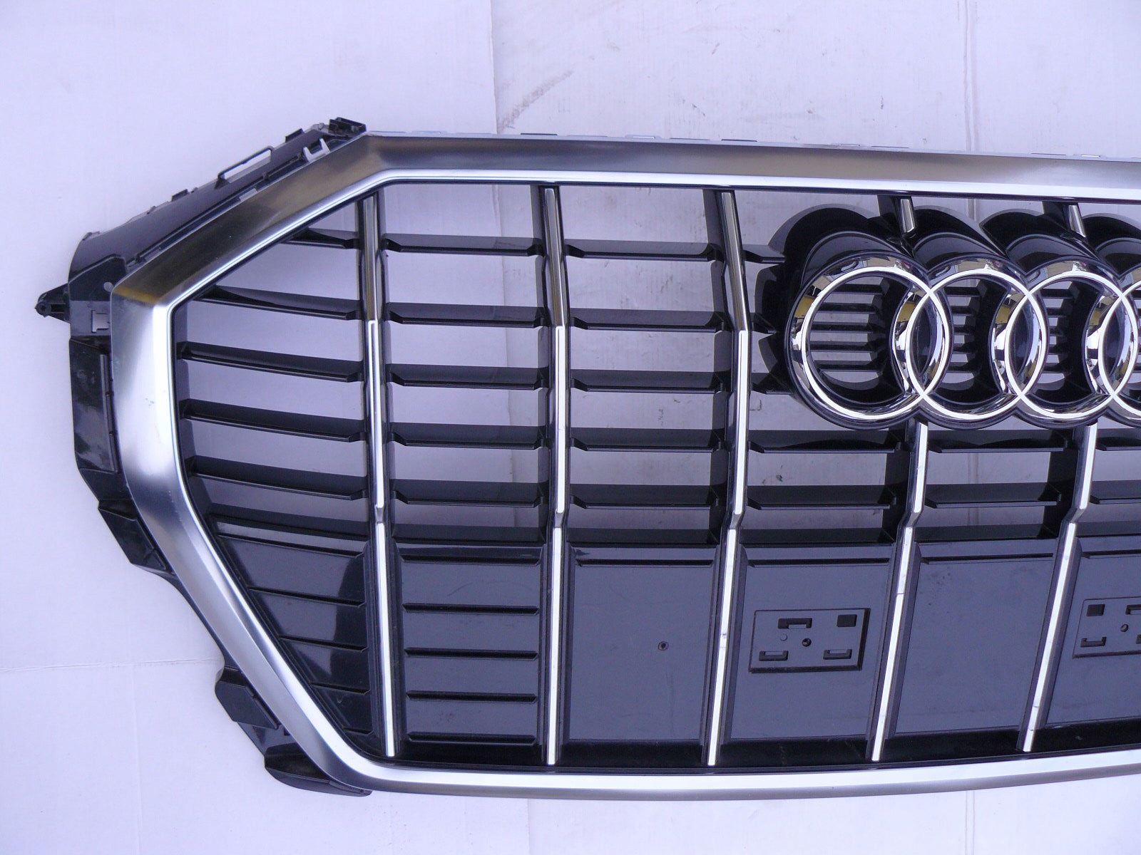 Kühlergrill Audi A8 Q3 FRONTGRILL 83A853651C Kühlergitter