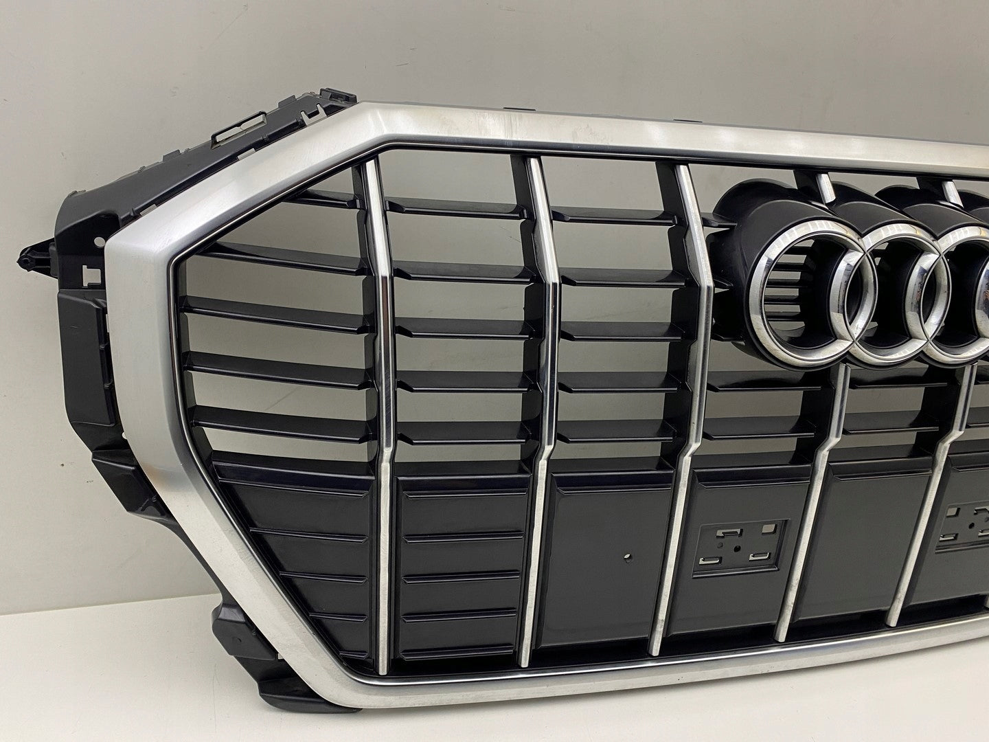 Kühlergrill Audi A8 Q3 83A FRONTGRILL 83A853651CA Kühlergitter