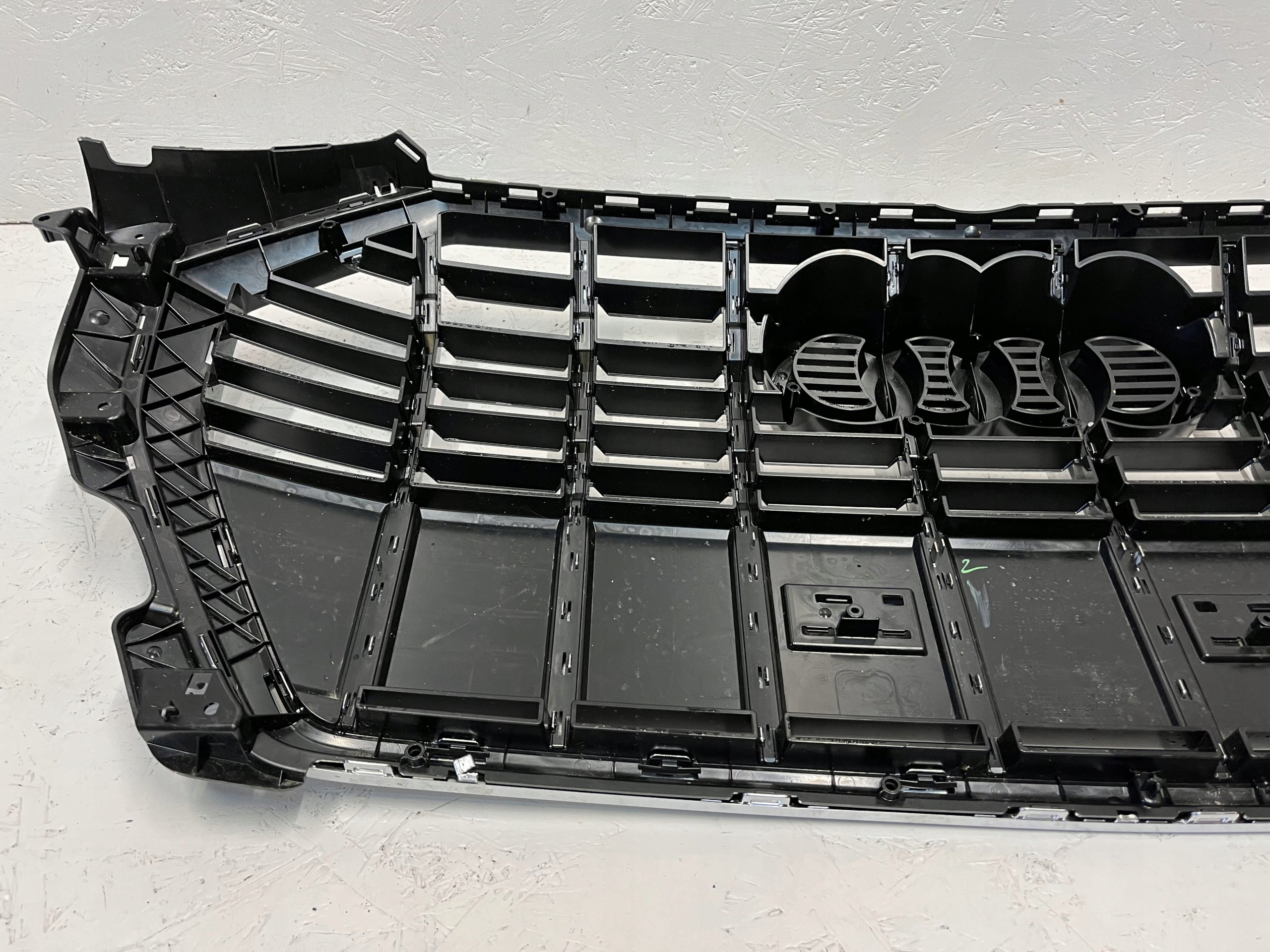 Kühlergrill Audi A8 Q3 FRONTGRILL 83A853651E Kühlergitter