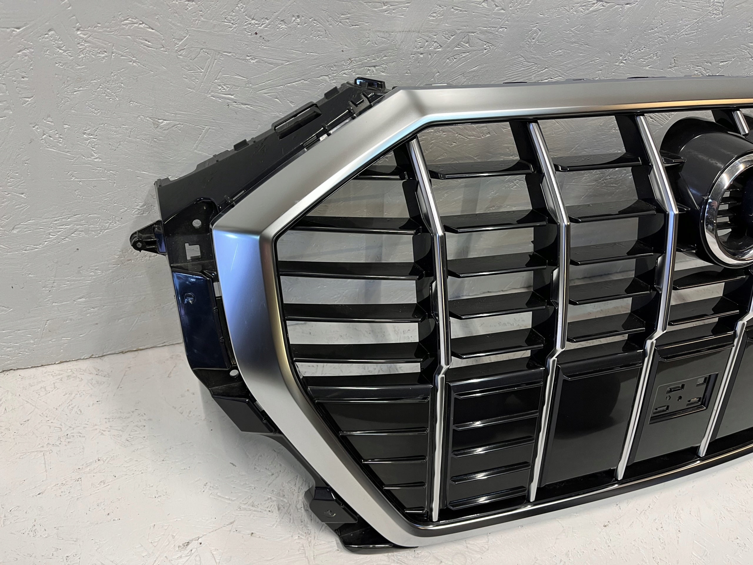 Kühlergrill Audi A8 Q3 FRONTGRILL 83A853651E Kühlergitter