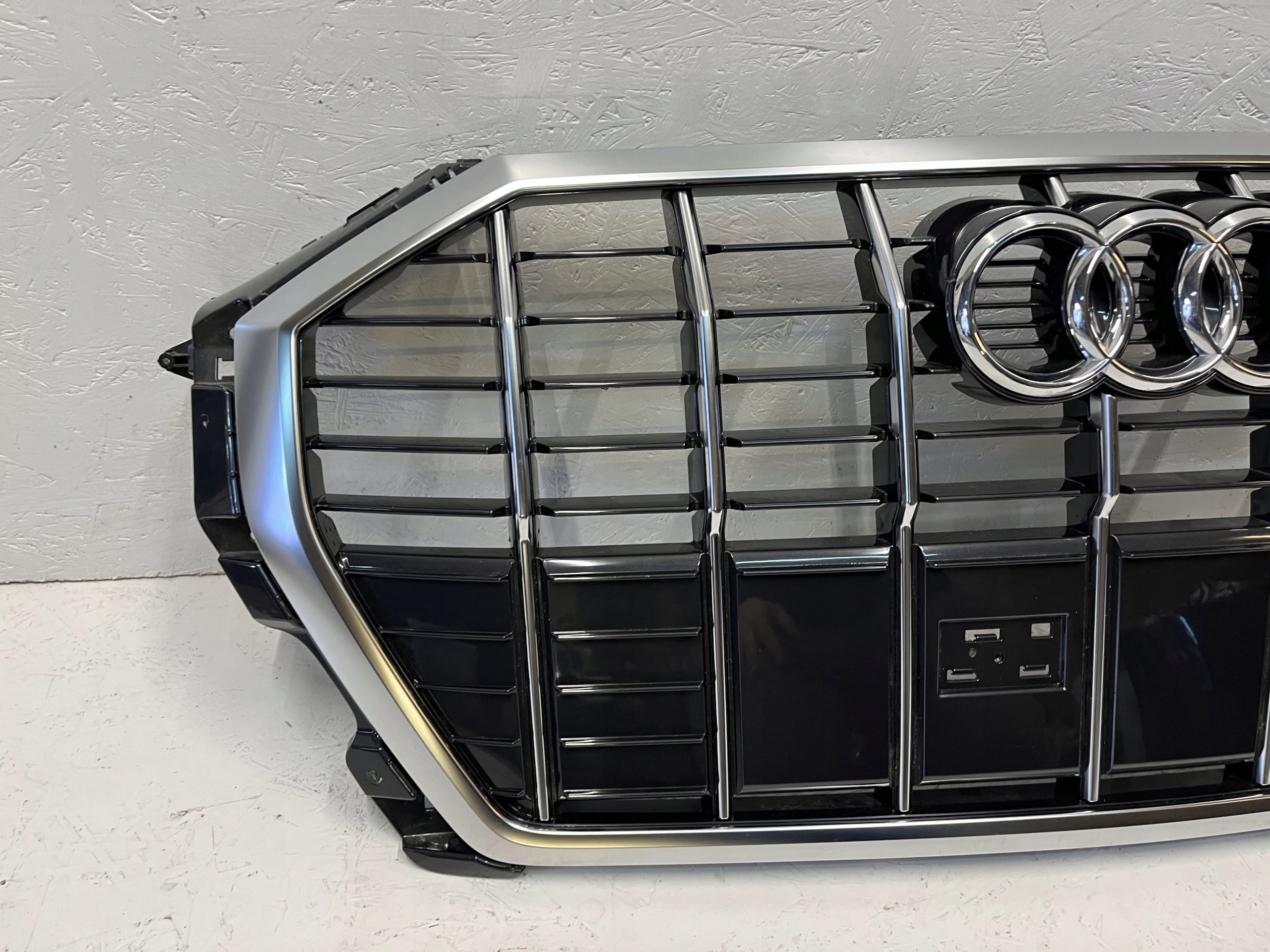 Kühlergrill Audi A8 Q3 FRONTGRILL 83A853651E Kühlergitter