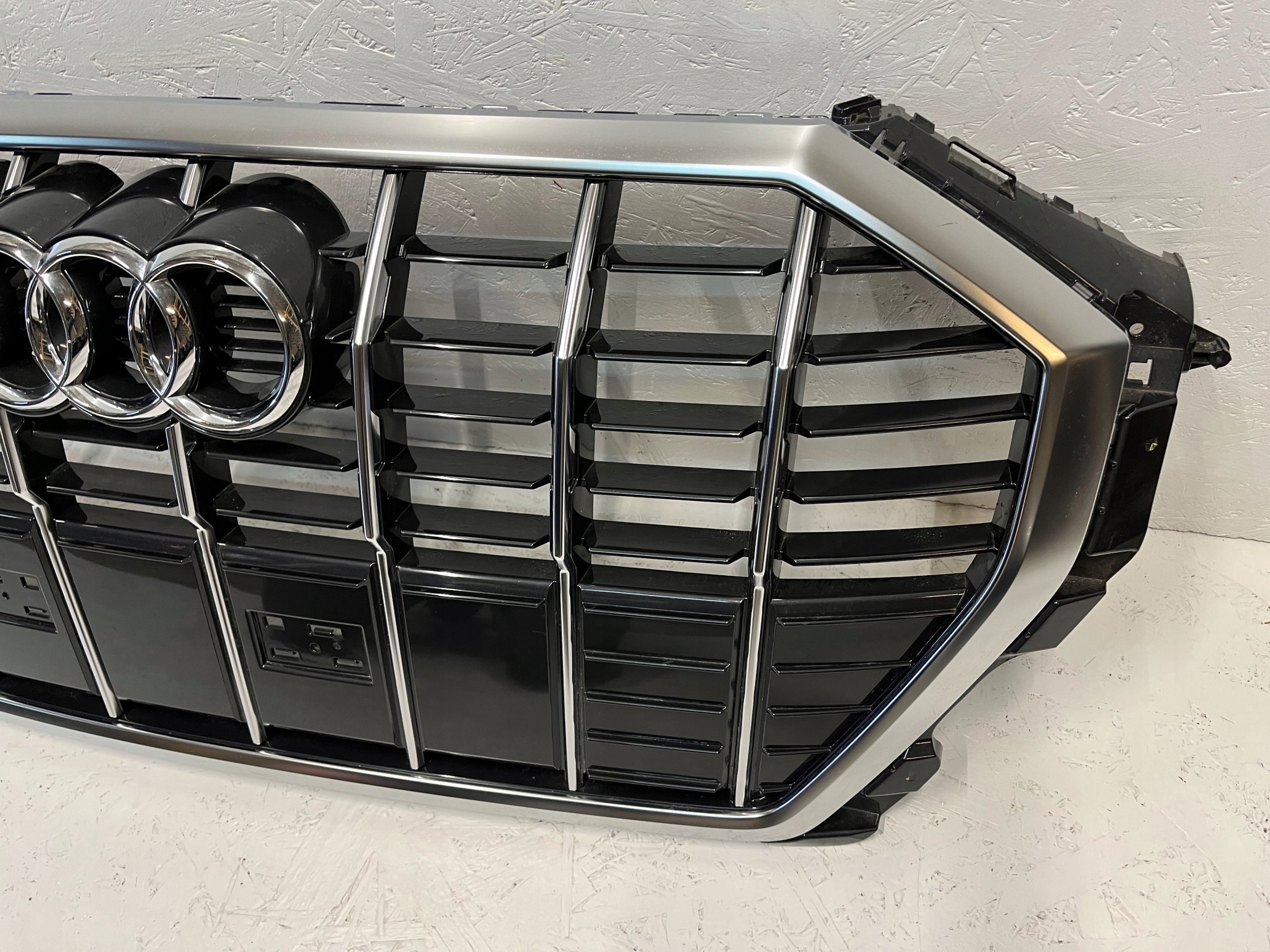 Kühlergrill Audi A8 Q3 FRONTGRILL 83A853651E Kühlergitter