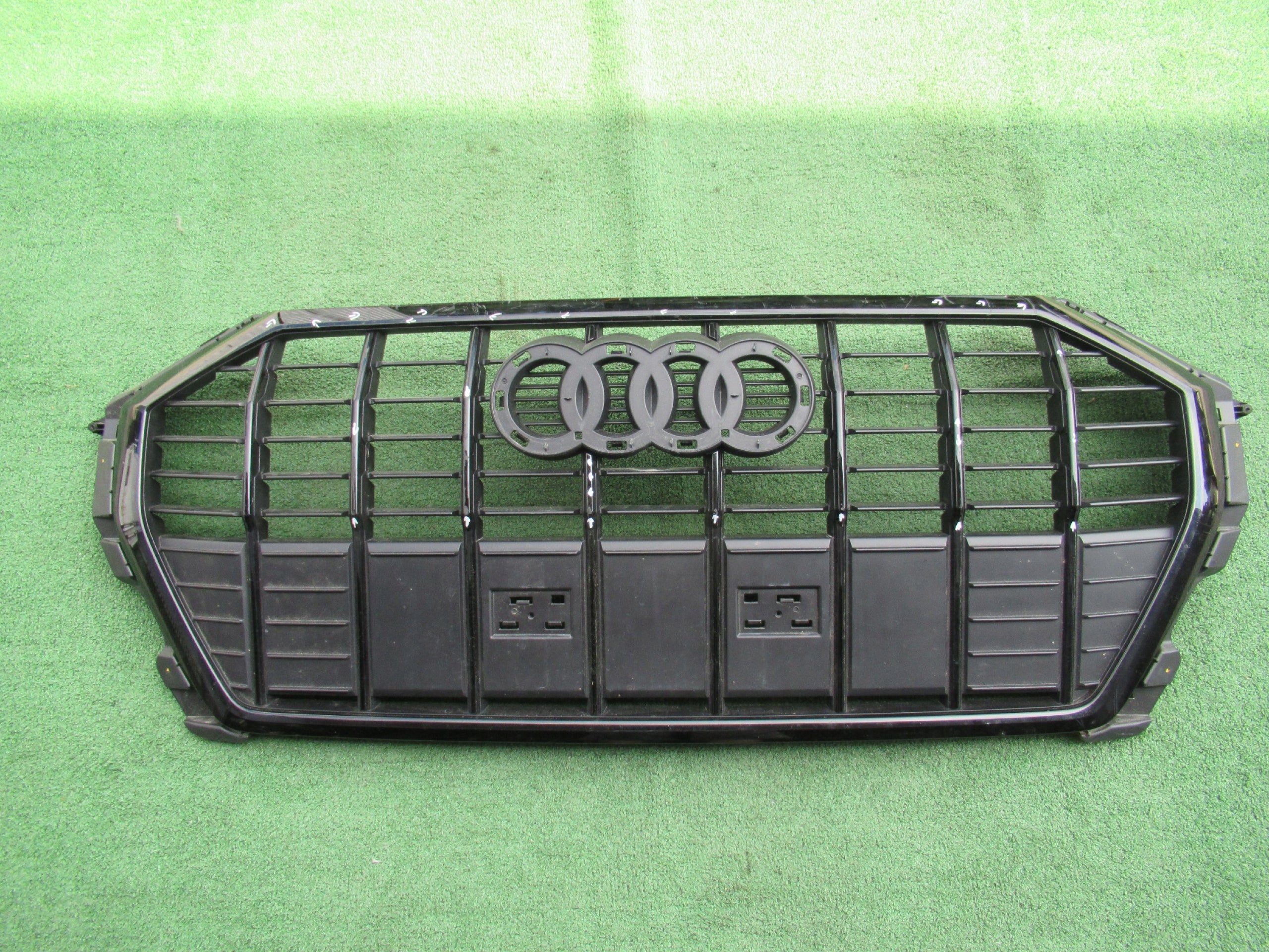 Kühlergrill Audi A8 Q3 FRONTGRILL 83A853651E8 Kühlergitter