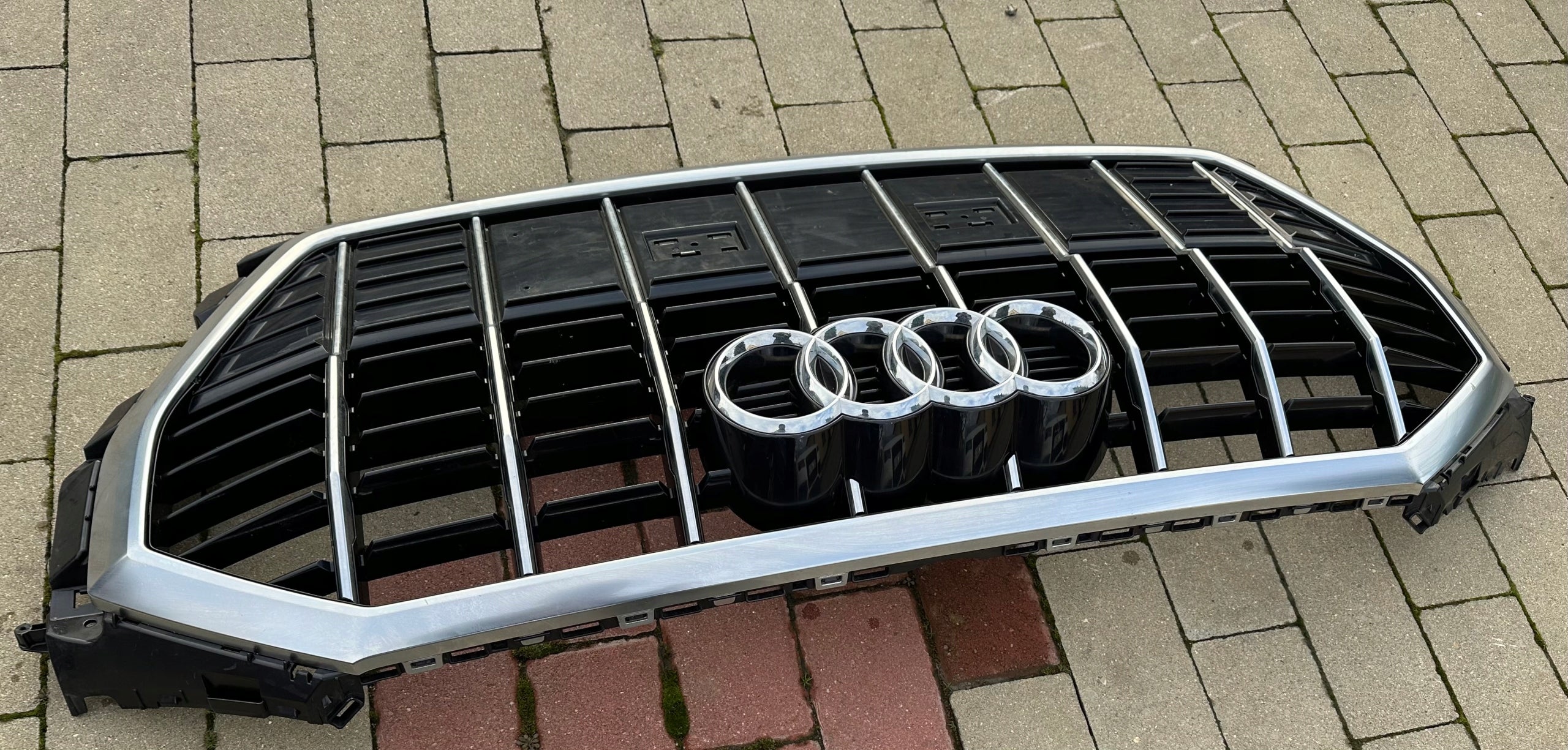 Kühlergrill Audi A8 Q3 FRONTGRILL 83A853651B Kühlergitter