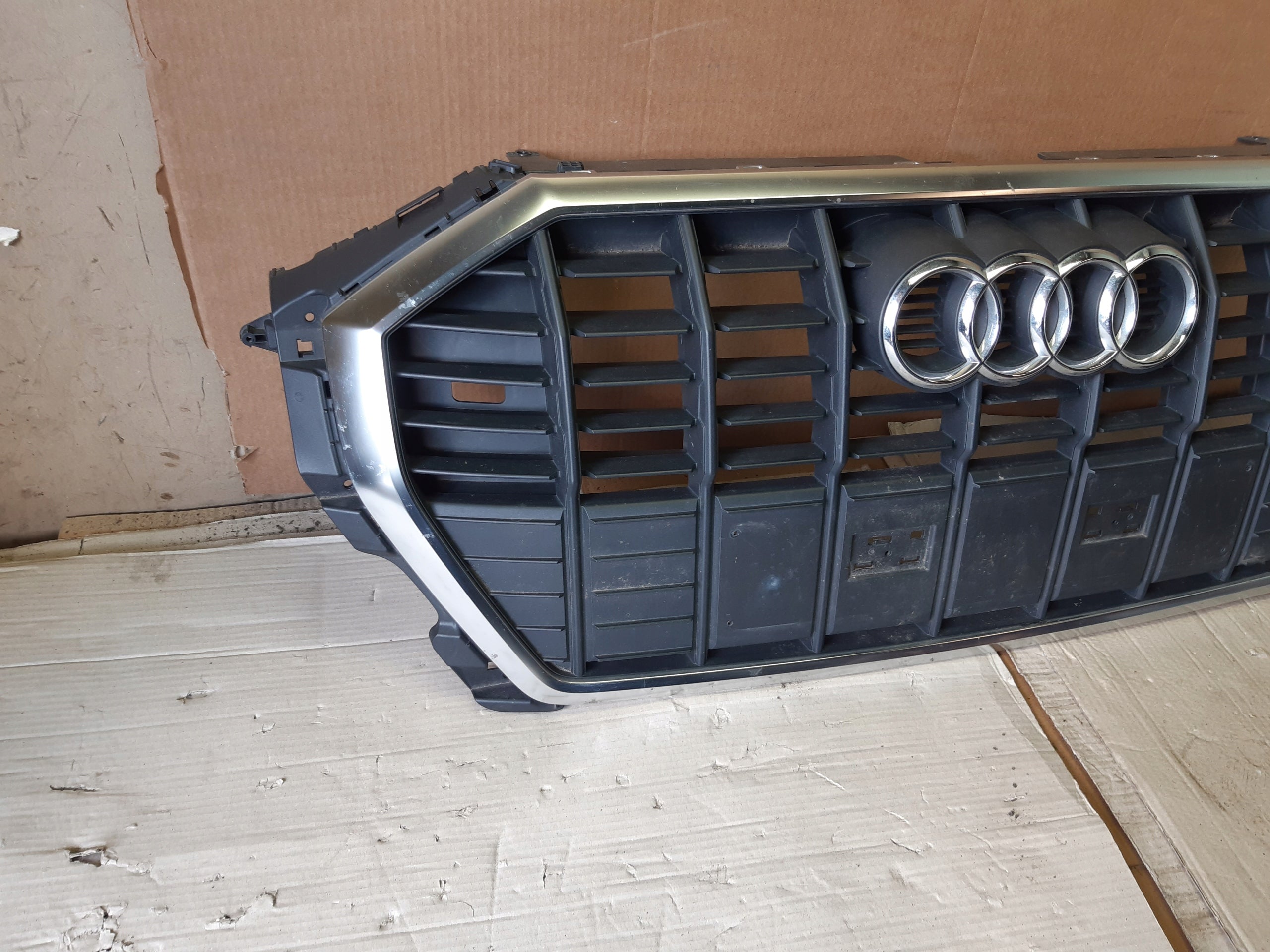 Kühlergrill Audi A8 Q3 83A FRONTGRILL 83A853651At Kühlergitter