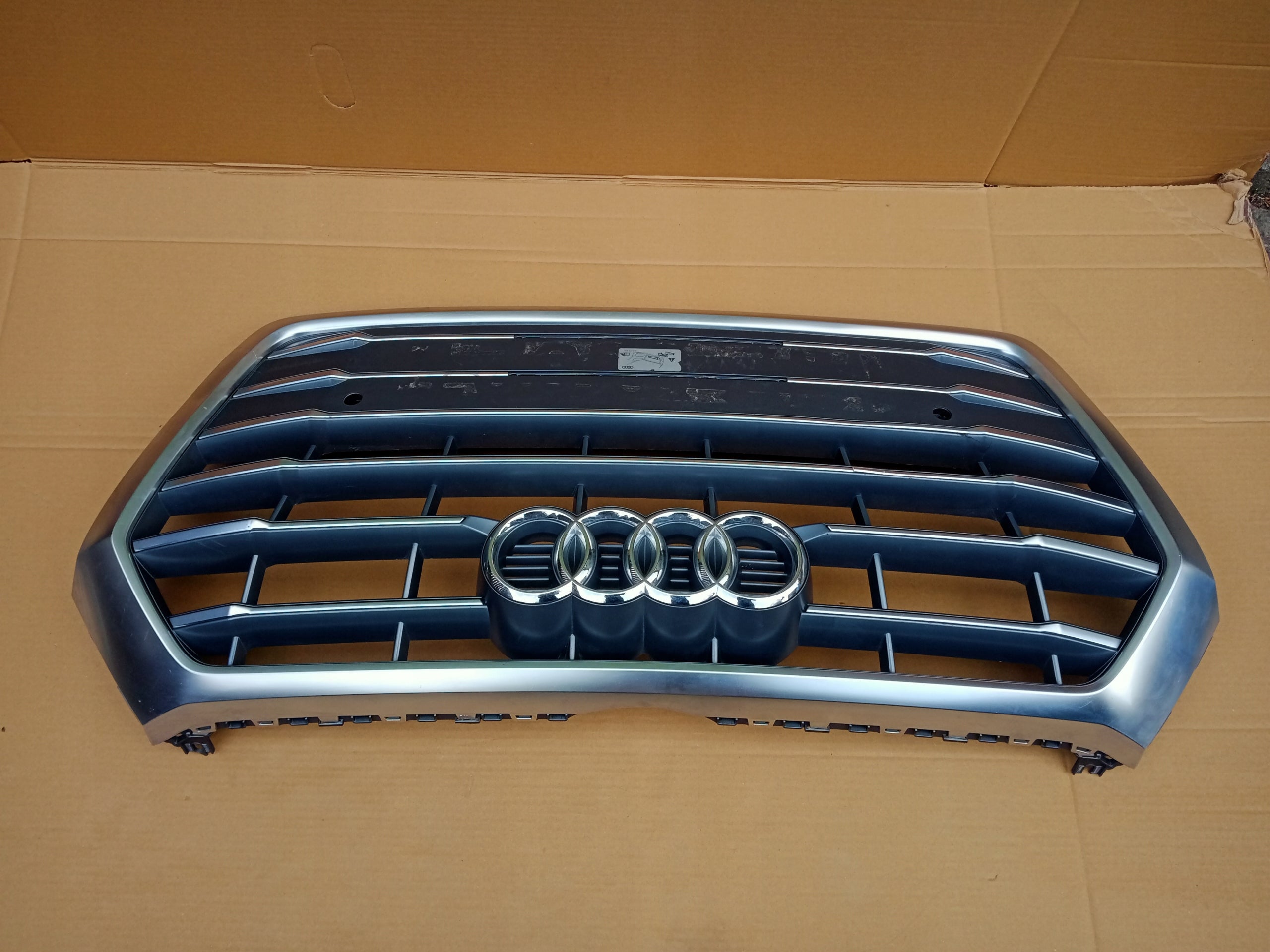 Kühlergrill Audi Q5 A8 FRONTGRILL 80A853651CQ Kühlergitter