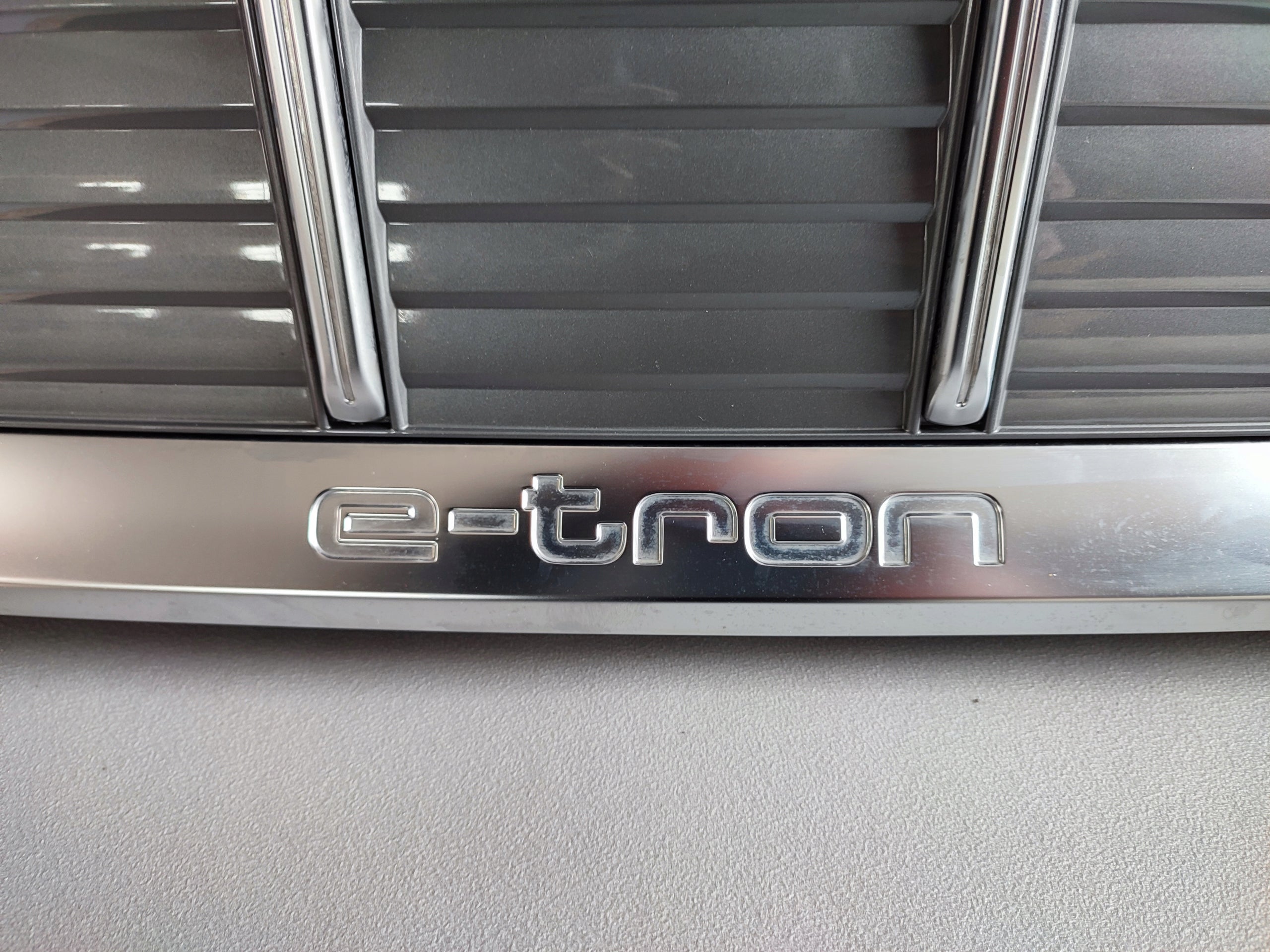 Kühlergrill Audi ETRON E TRON 4KE FRONTGRILL 4KE853651GR Kühlergitter