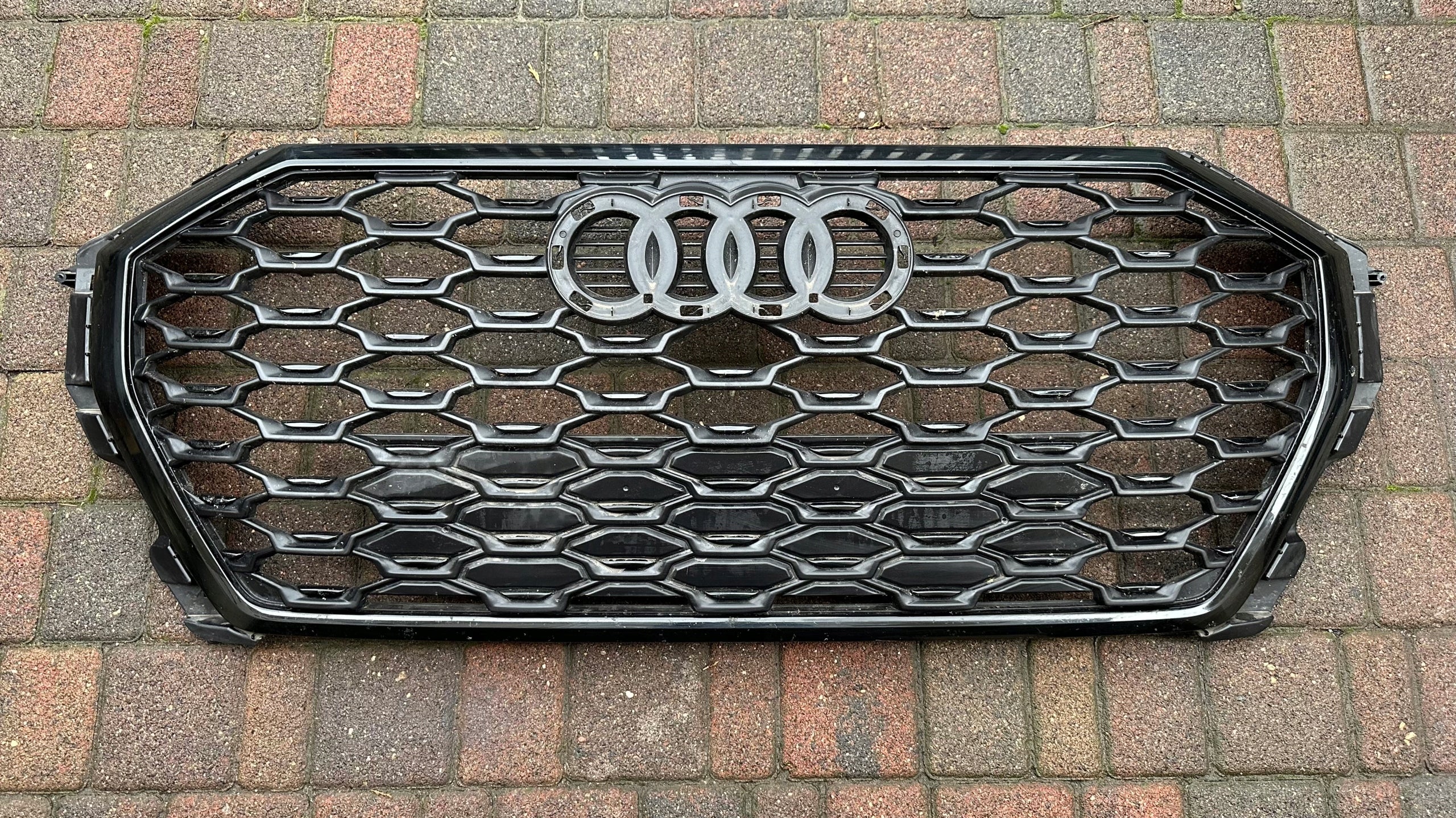 Kühlergrill Audi Q3 FRONTGRILL 83F853651 Kühlergitter