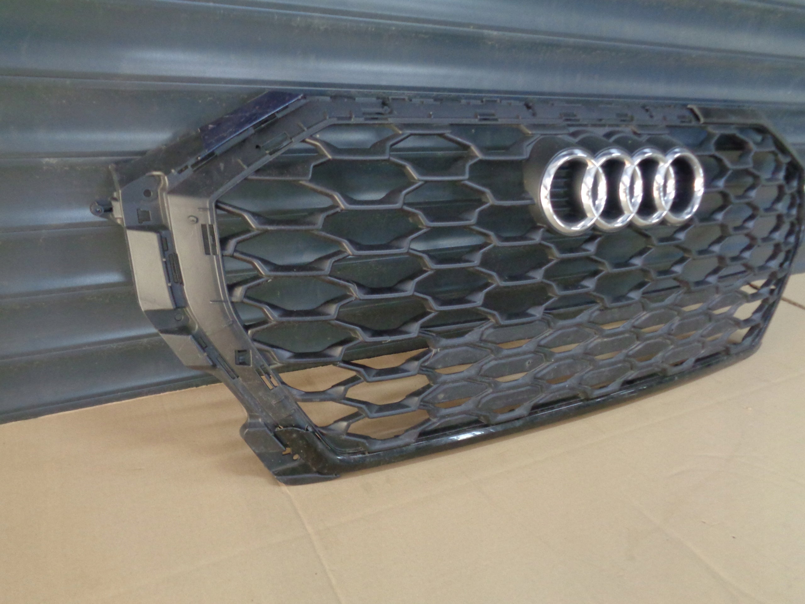 Kühlergrill Audi Q3 83A FRONTGRILL 83F853651Q3 Kühlergitter