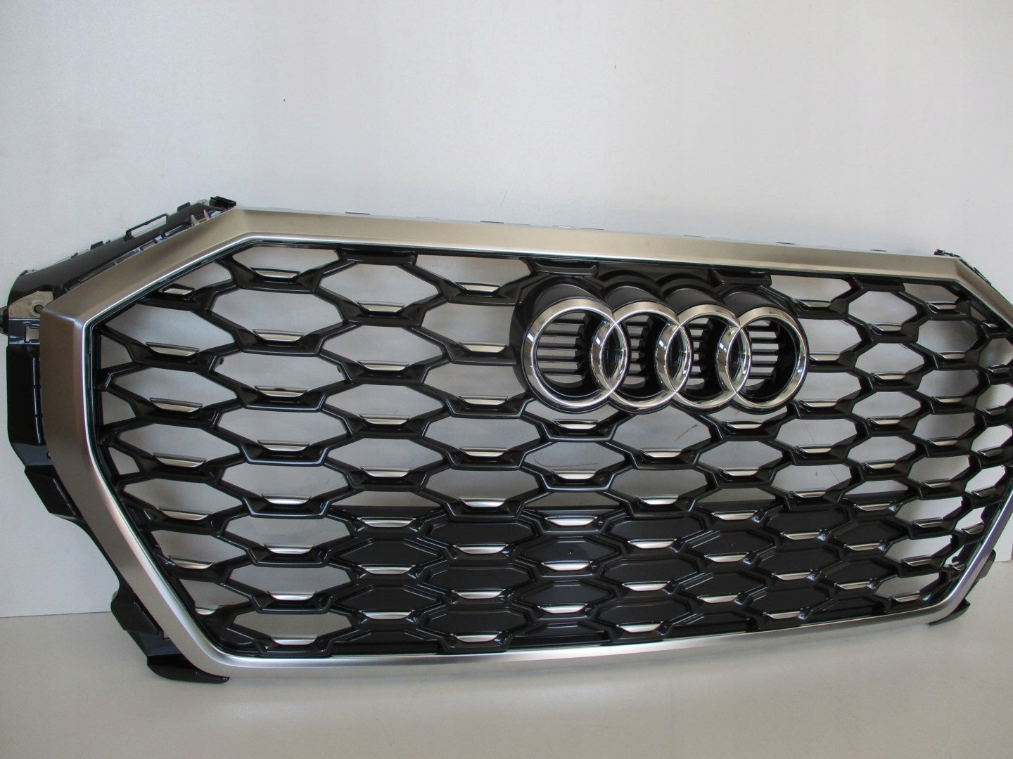 Kühlergrill Audi Q3 83A FRONTGRILL 83F853651A8 Kühlergitter