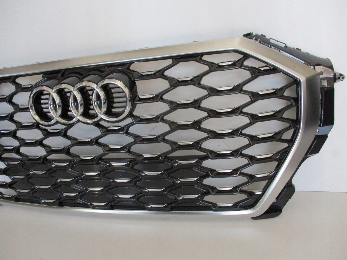 Kühlergrill Audi Q3 83A FRONTGRILL 83F853651A8 Kühlergitter