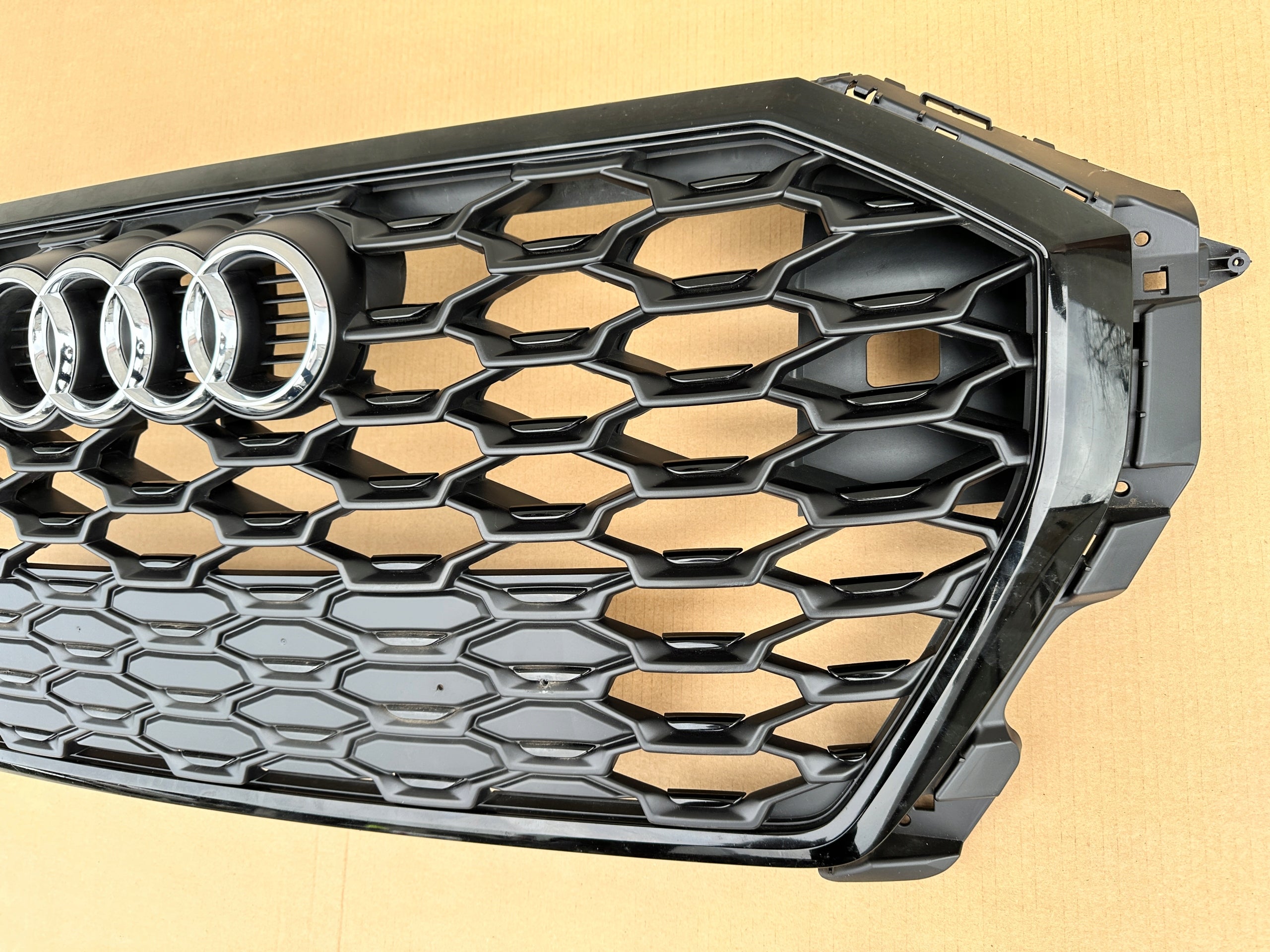 Kühlergrill Audi Q3 FRONTGRILL 83F853651C8 Kühlergitter