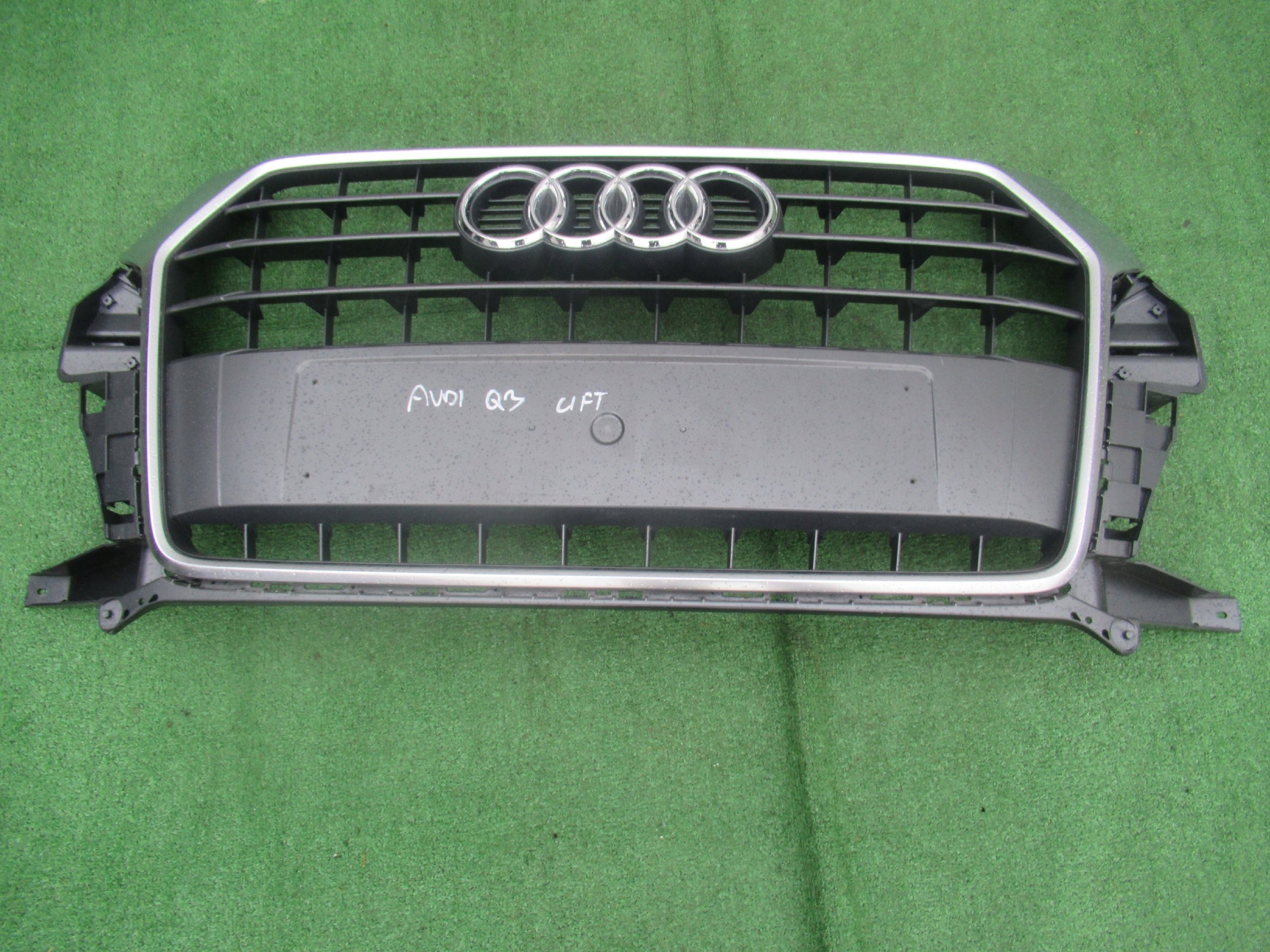 Kühlergrill Audi Q3 8U FRONTGRILL 8U0853653R Kühlergitter