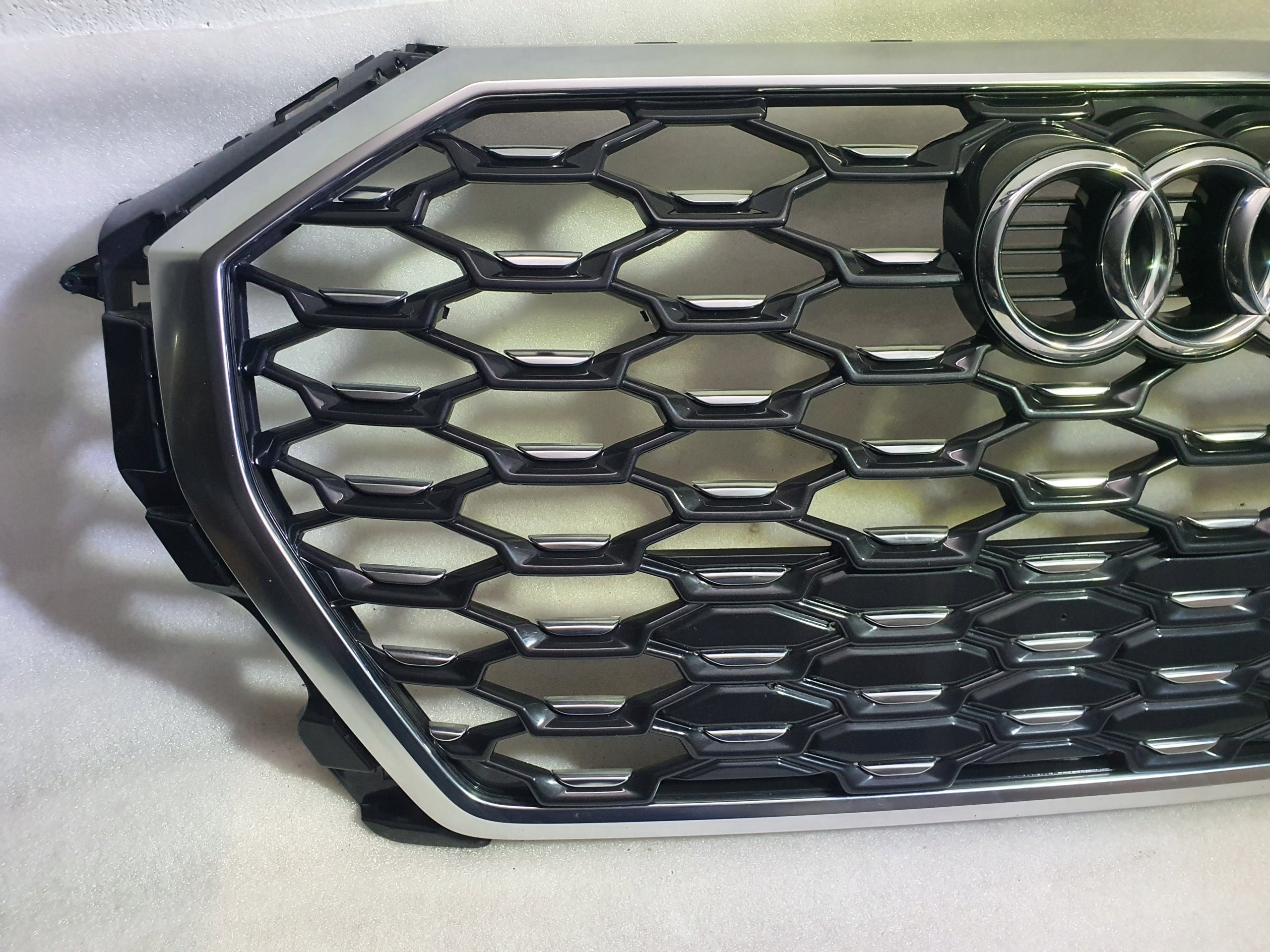 Kühlergrill Audi Q3 83A FRONTGRILL 83F853651 Kühlergitter