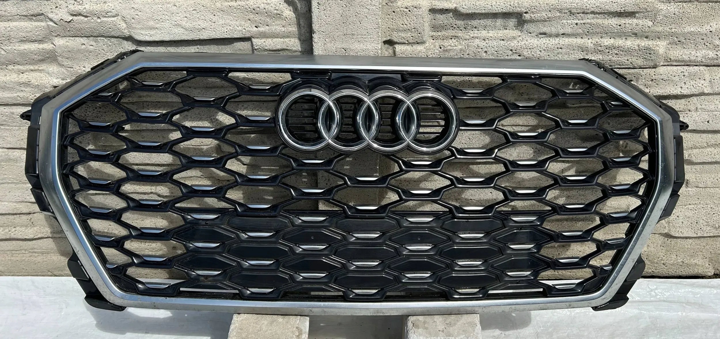 Kühlergrill Audi Q3 FRONTGRILL 83F853651 Kühlergitter