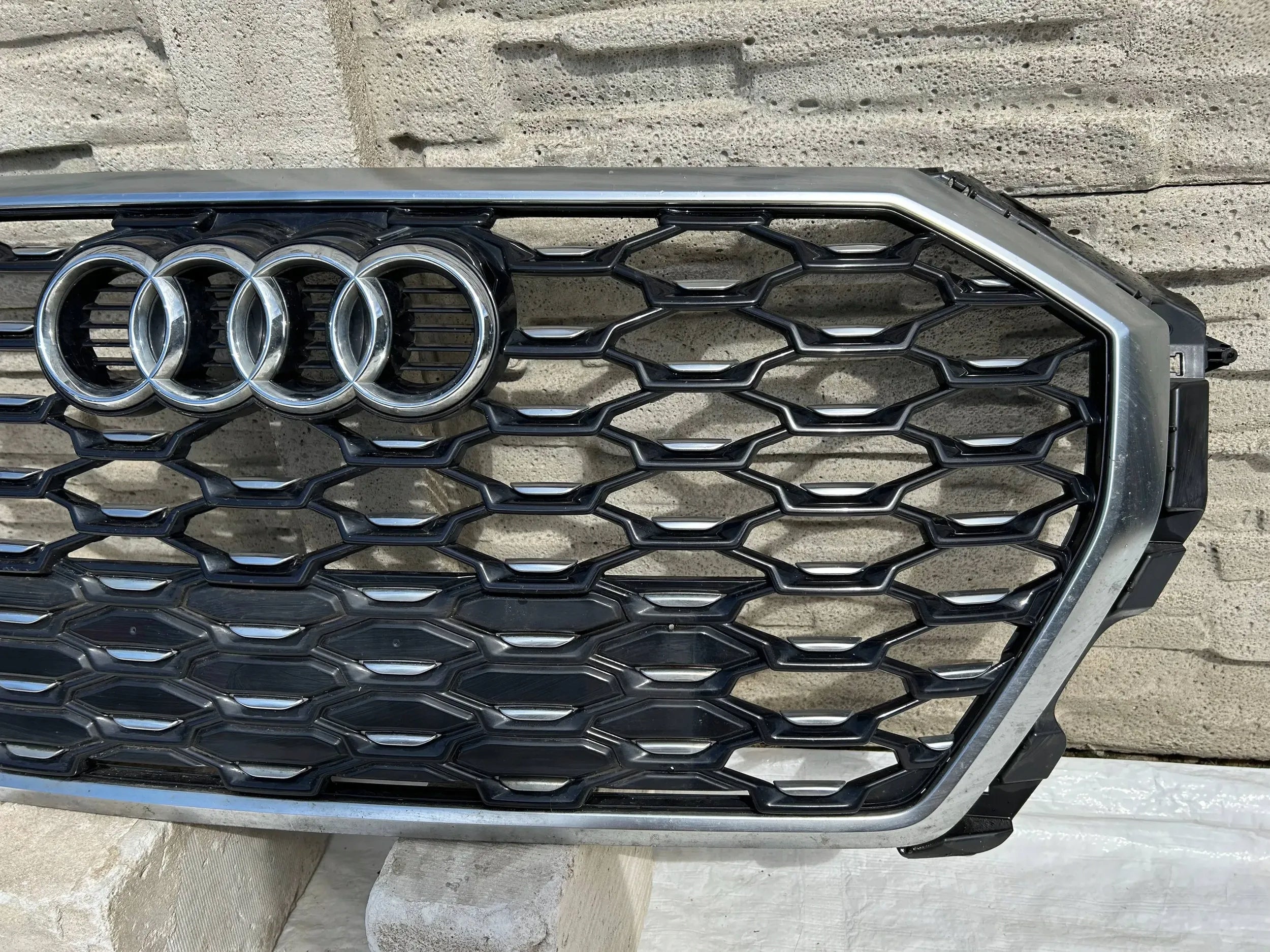 Kühlergrill Audi Q3 FRONTGRILL 83F853651 Kühlergitter