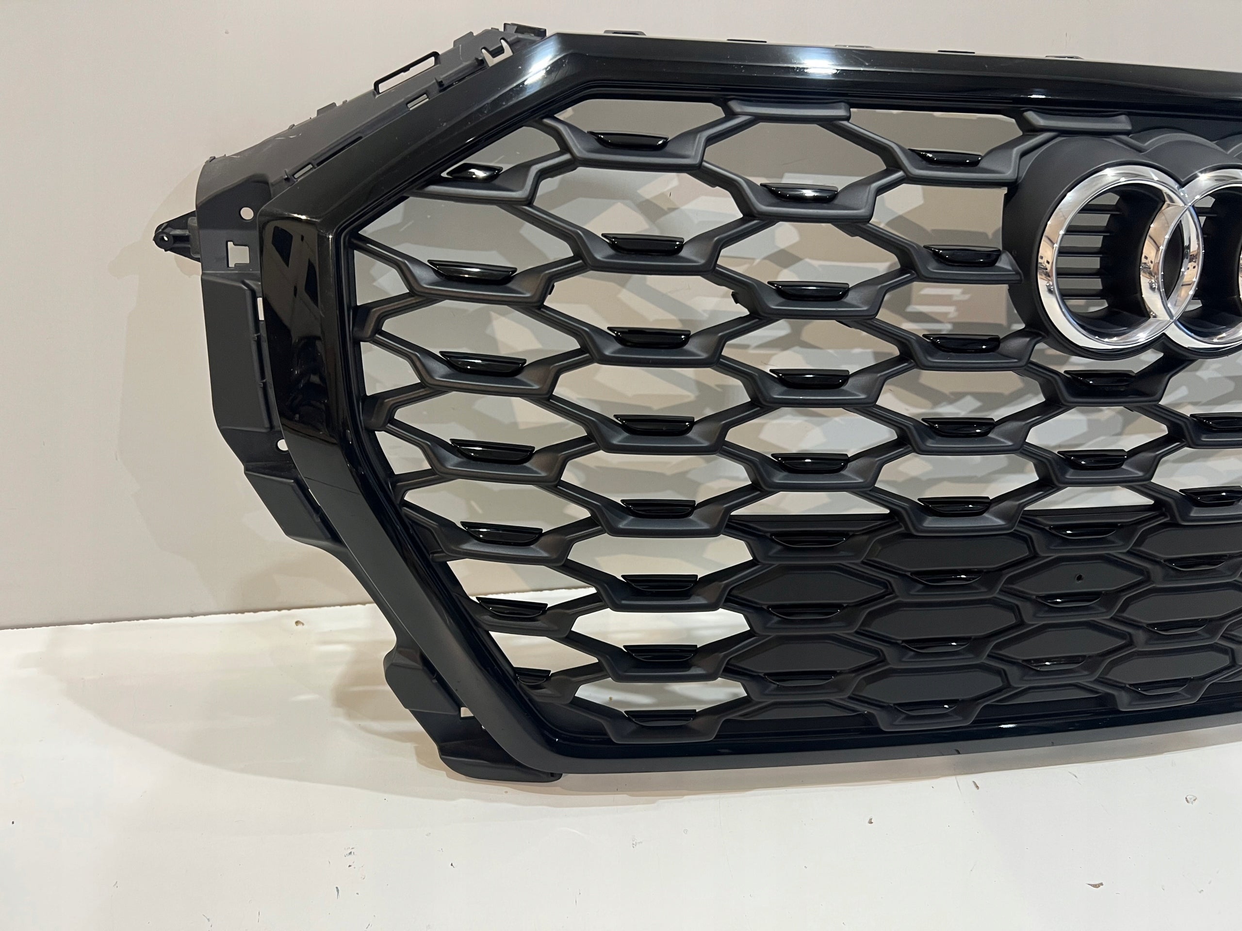 Kühlergrill Audi Q3 FRONTGRILL 83F853651A8 Kühlergitter