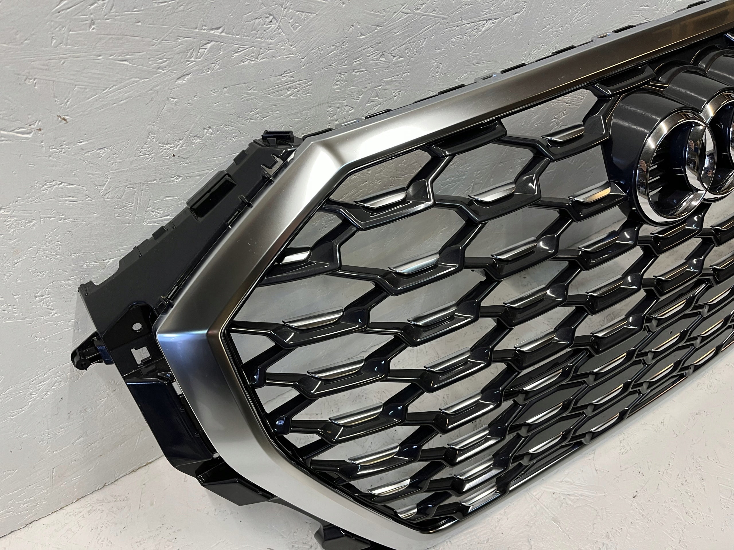 Kühlergrill Audi Q3 FRONTGRILL 83F853651BA Kühlergitter