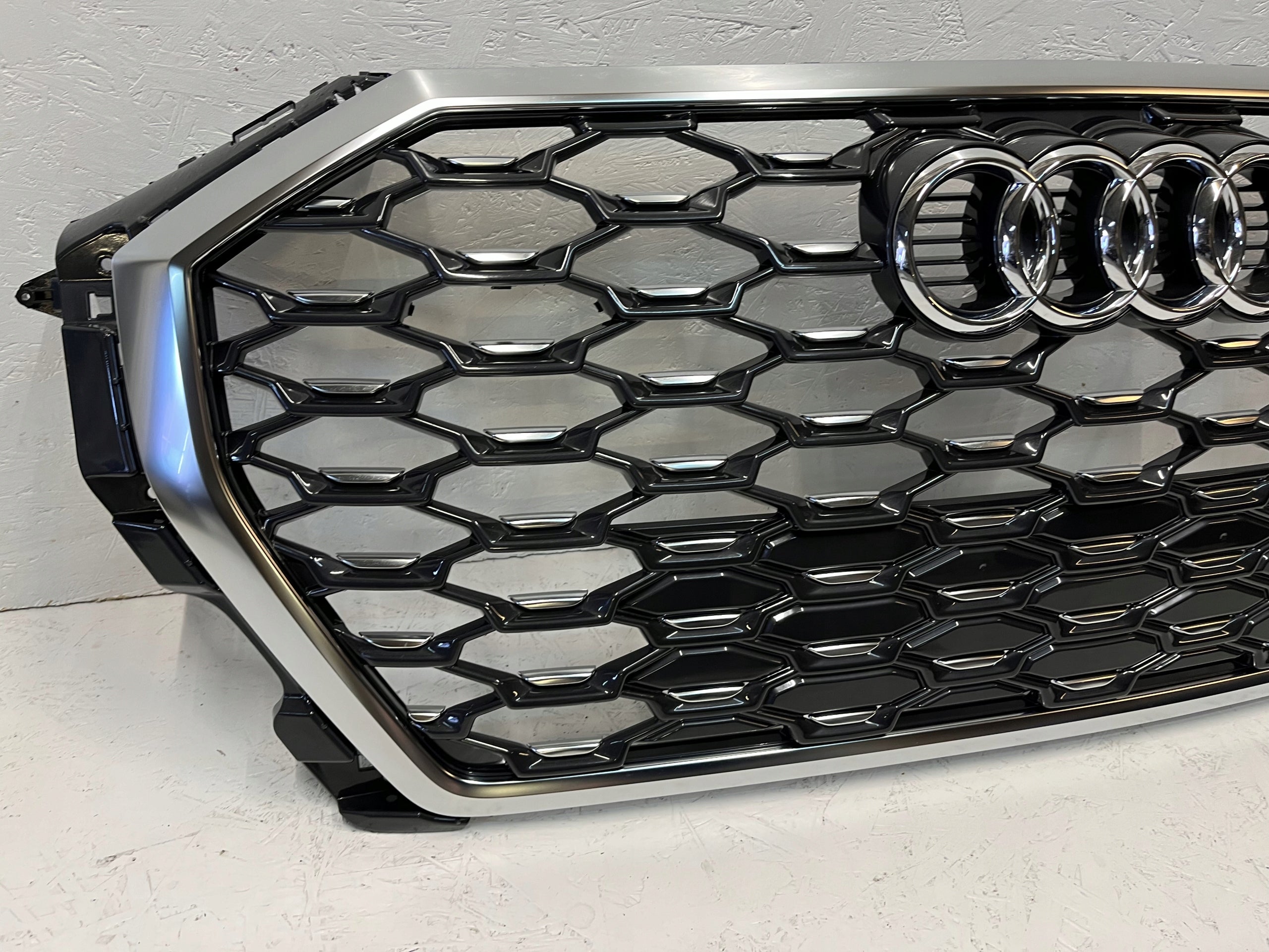 Kühlergrill Audi Q3 FRONTGRILL 83F853651BA Kühlergitter